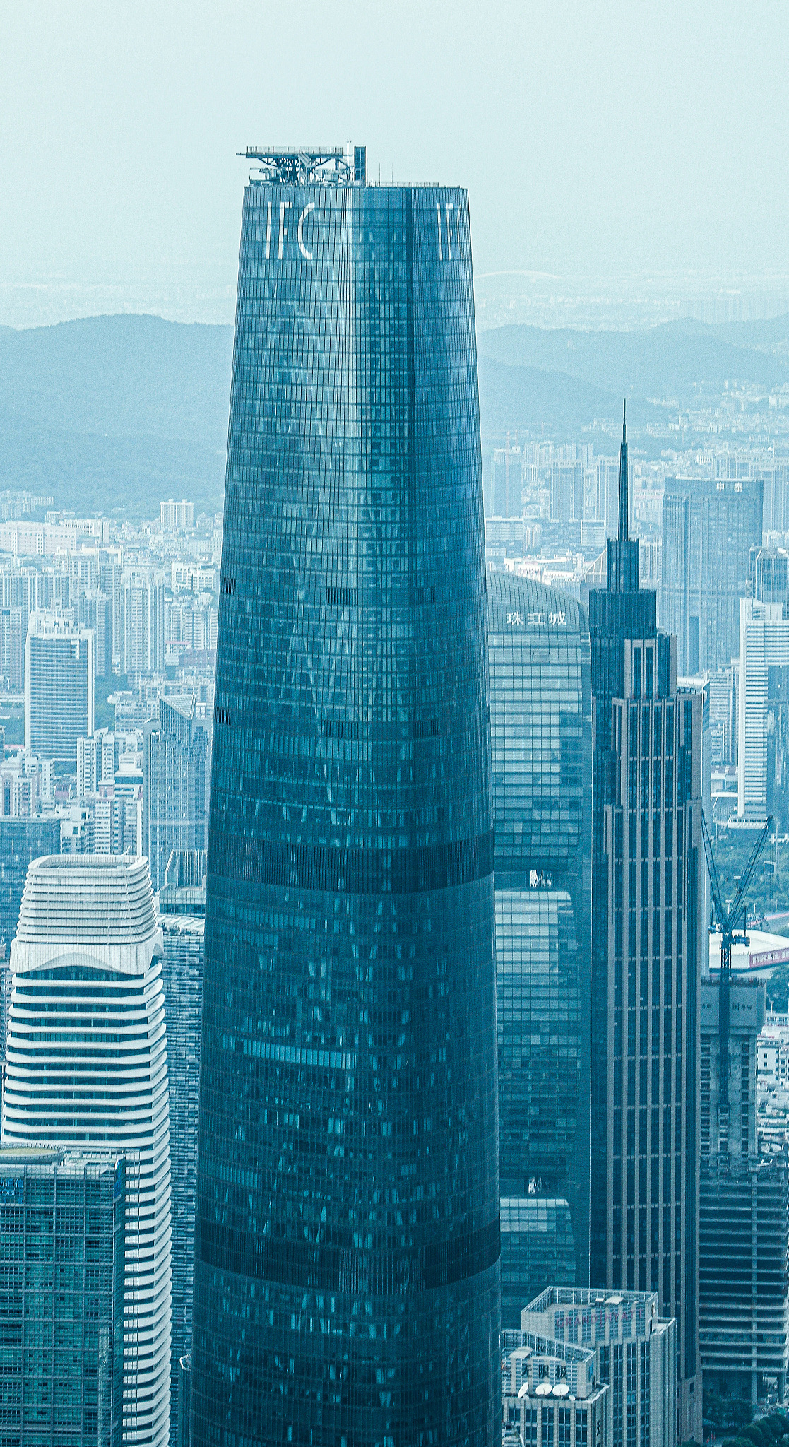 阐述超高层建筑项目市场定位指标具体包括：1产品定位；2品牌定位；3功能定位；4客群定位；5商业档次；6业态配比