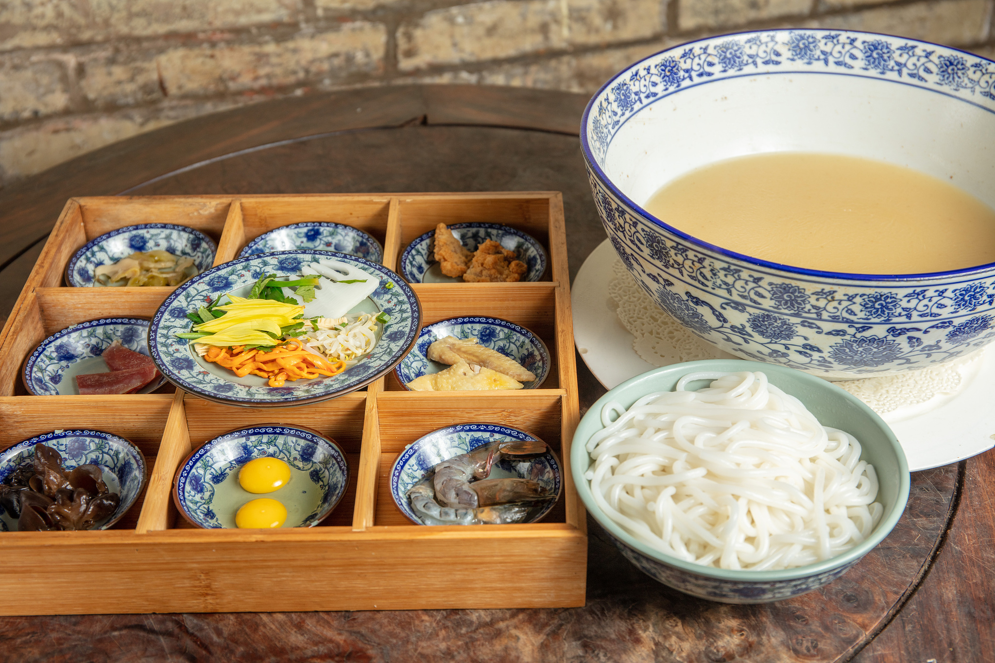 来云南旅游想带一些特产回去请问云南有哪些好的特产？模拟5个网友回答此问题每个回答不少于500字最好有配图