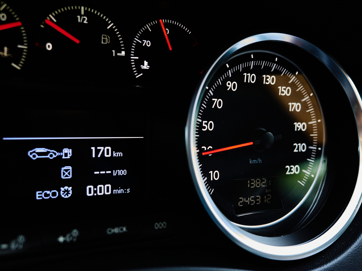 java每位司机都关心车辆的油耗情况。有位司机记录了自己行使的公里数以及每次加油多少升。请设计一个程序要求输入行使的英里数以及每次加了多少升汽油。程序应计算并显示每次加油后每升汽油可供行驶多少公里。程序还应综合所有的输入计算并输出每升汽油可以供行驶多少公里。