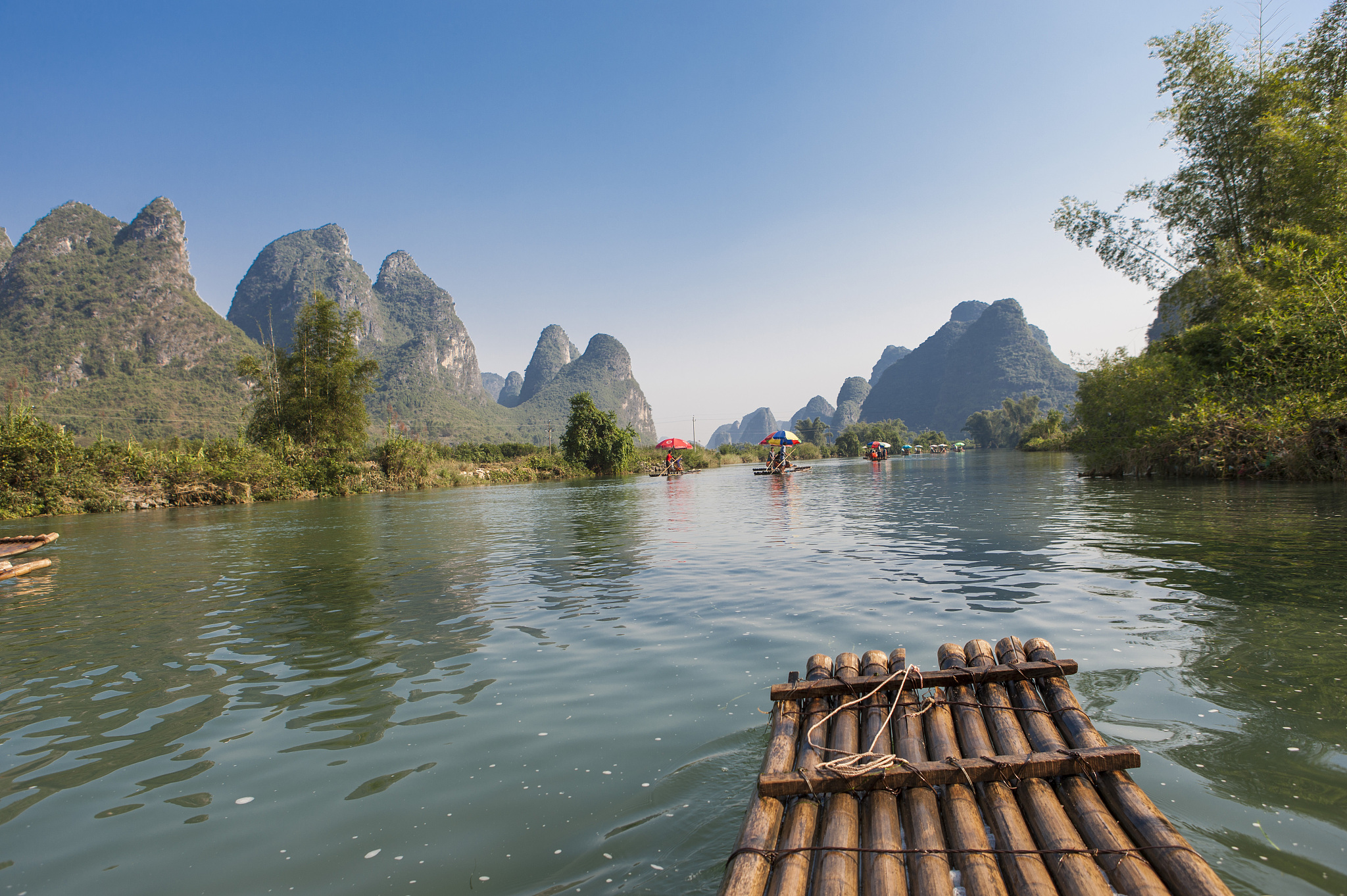 从桂林出发去阳朔县是最近又好玩的地方。阳朔县是一个风景优美的小镇被誉为中国最美的乡村之一。这里有丰富的自然景观和历史文化遗产如漓江、月亮山、遇龙河、著名的西街等等。你可以乘坐竹筏漂流参观古镇体验当地的民俗文化品尝美食等等。去阳朔旅游不仅可以感受到浓郁的桂林文化还能享受到大自然的美景和人文的魅力。修改