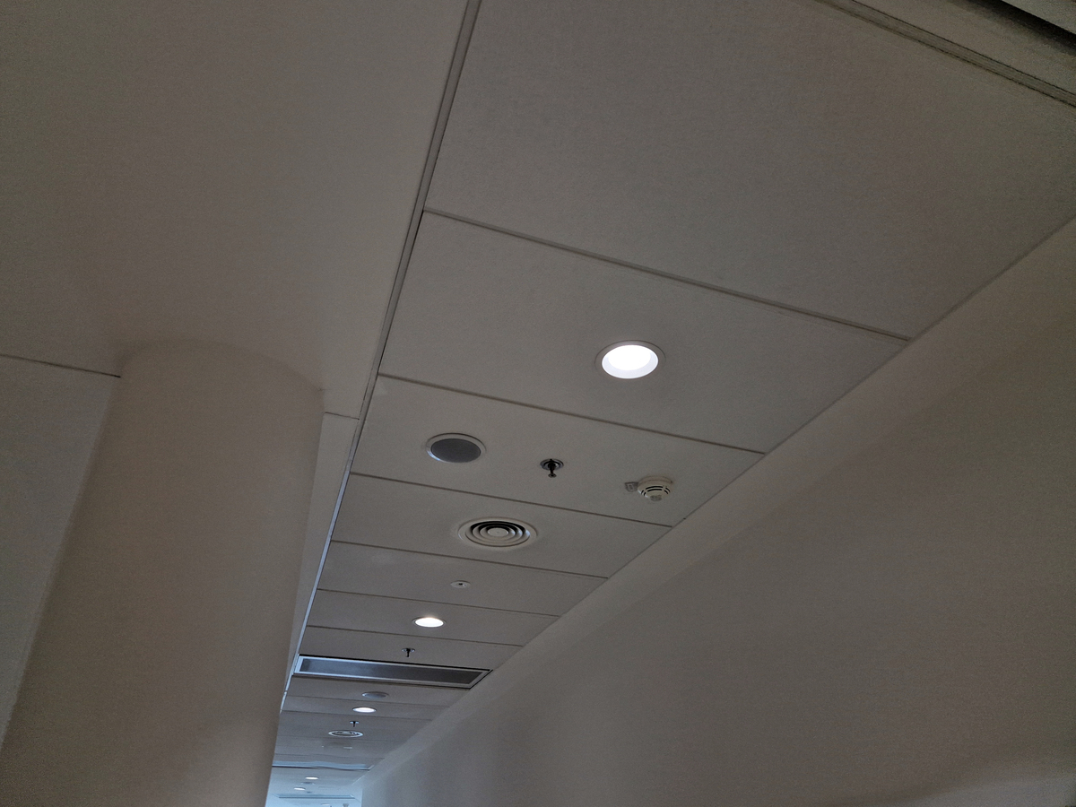 天花板凹槽里的灯孔可以装泡沫