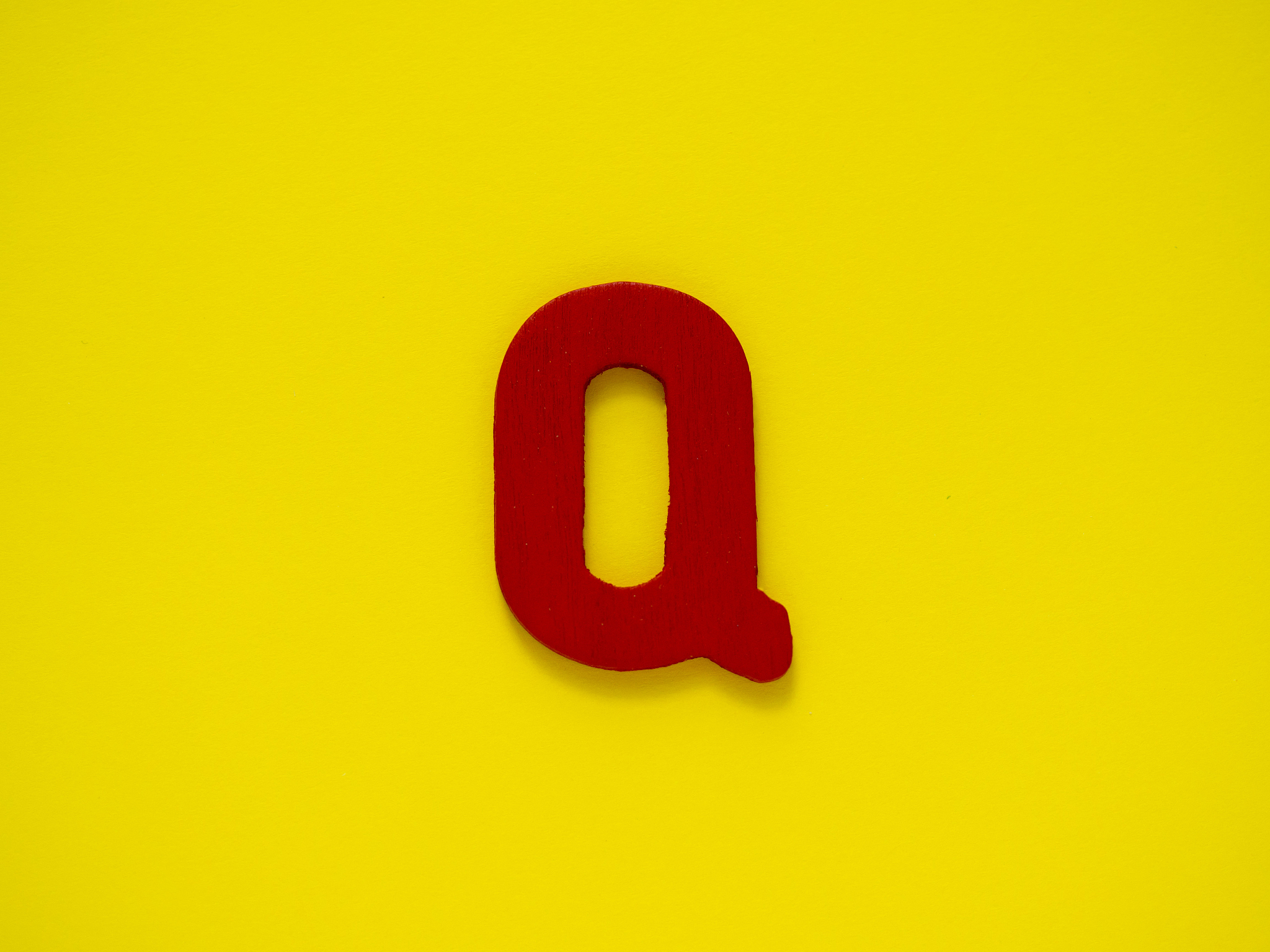 红色,木制,英文字母<strong>q</strong>,黄色背景,大写字母,字母,水平画幅,无人,黄色