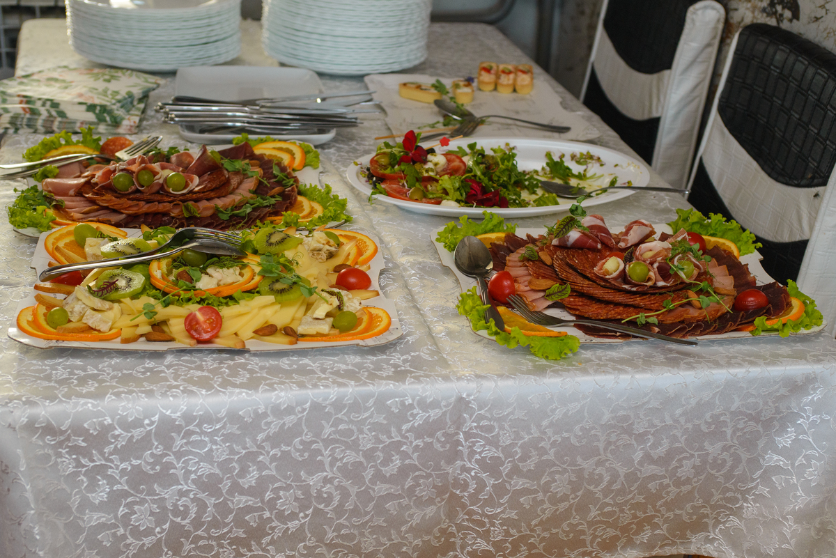 和朋友在餐厅吃饭，晚餐吃什么？