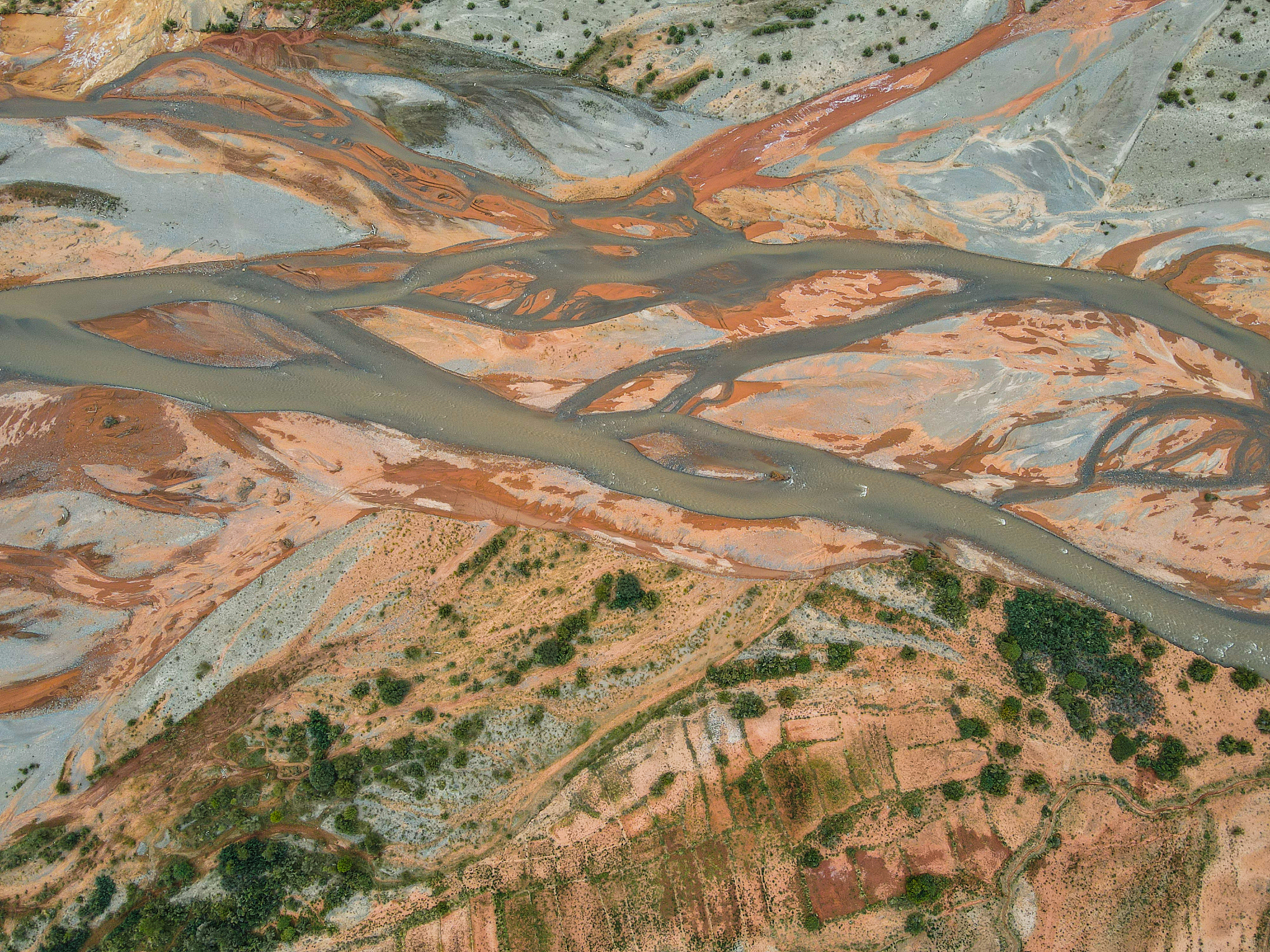 地质背景对地貌形成的影响：从地形到海岸线