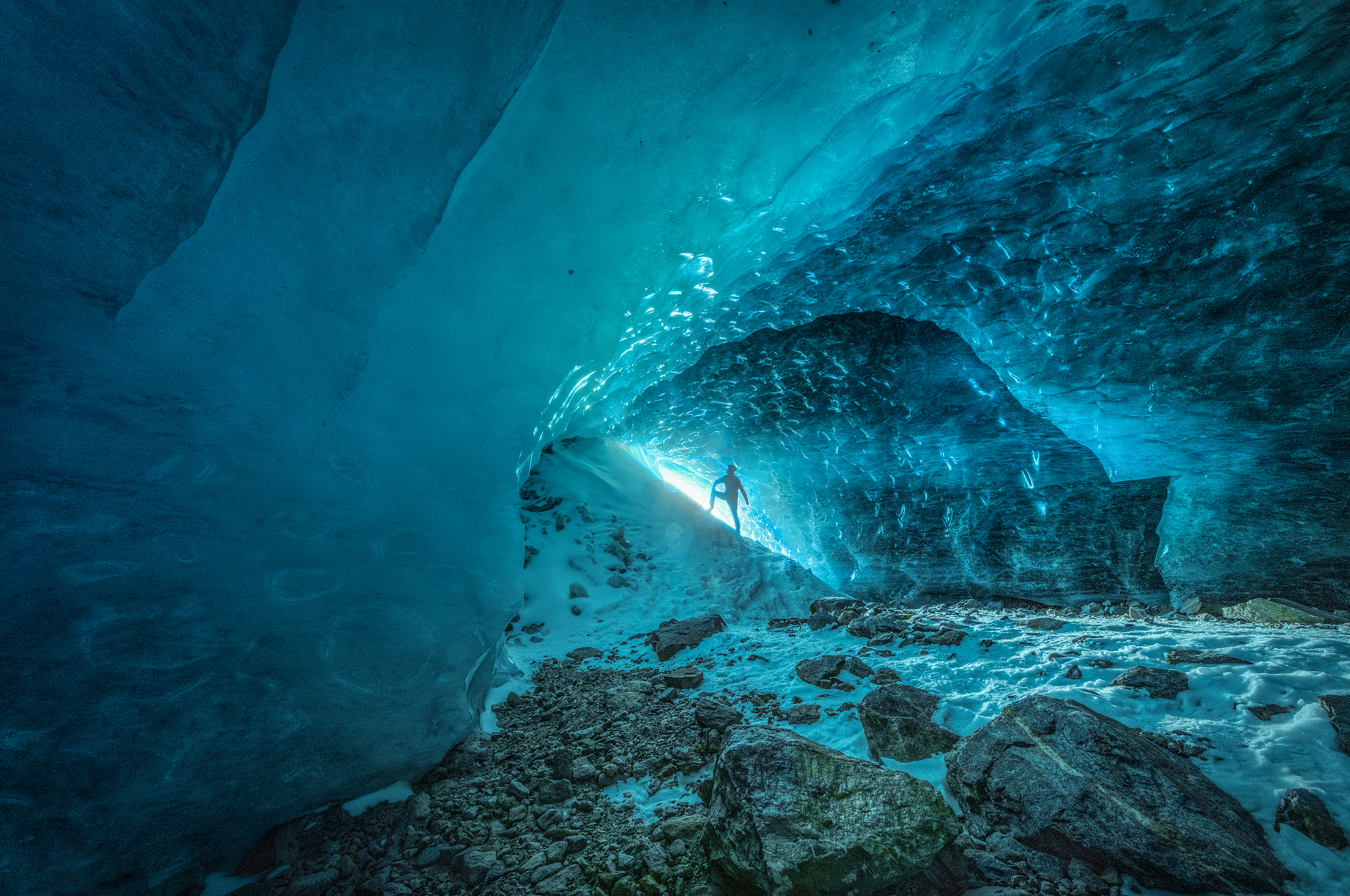 请参考SCI期刊把这句话翻译为英语：因为对于水下隧道来说渗水是极大的威胁。