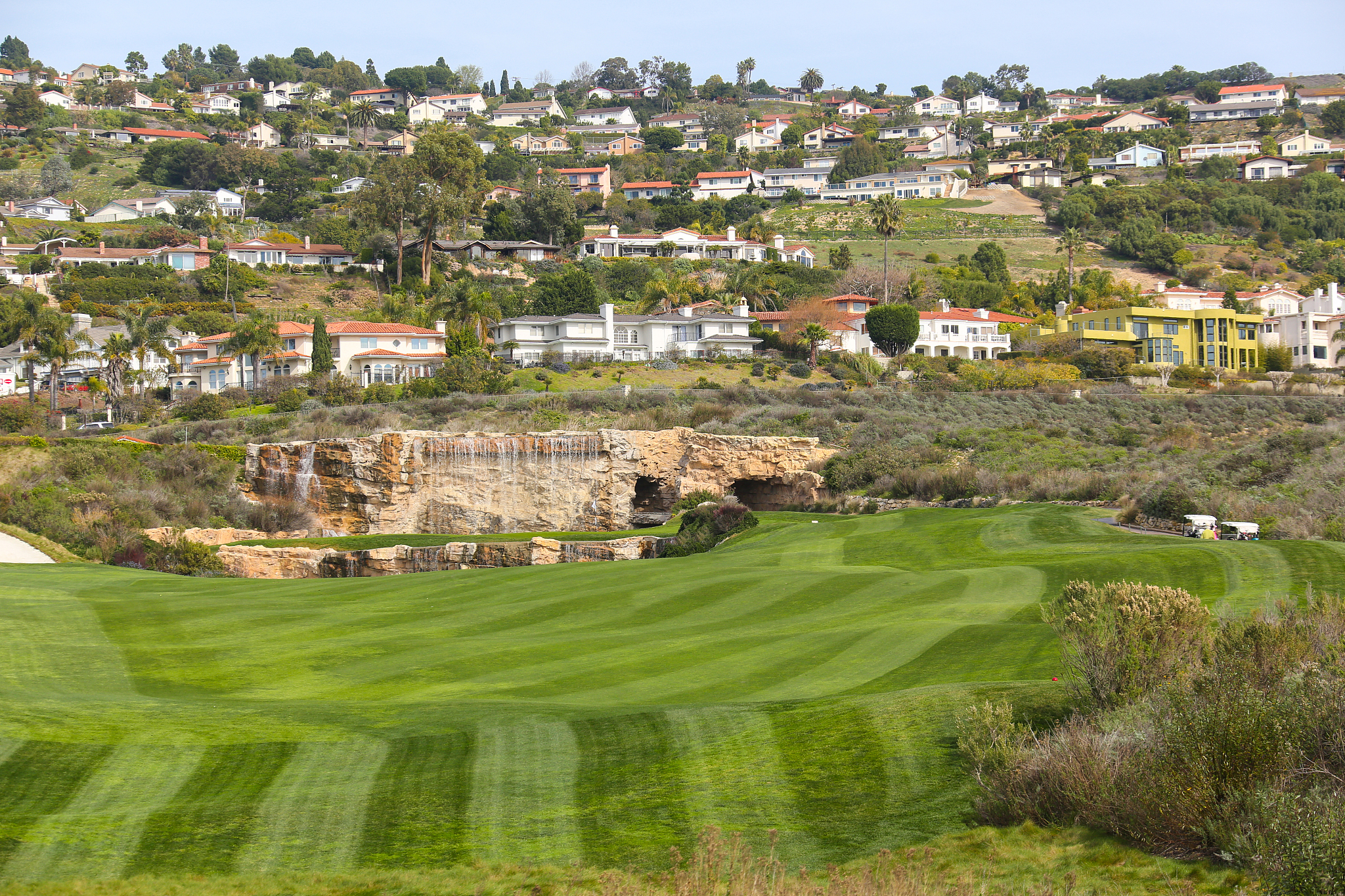 城堡高尔夫球场果岭深度清洁：打造完美球场体验