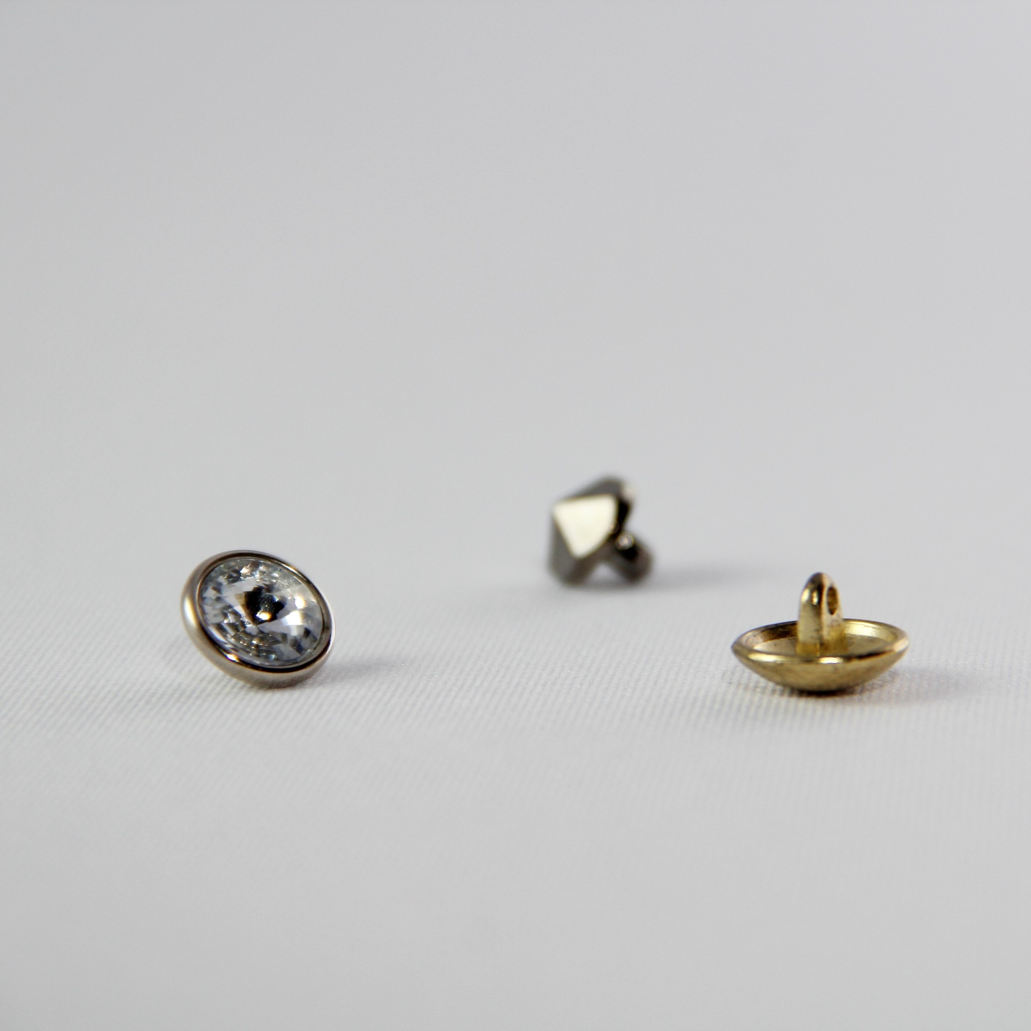 圆形胸针材质有哪些？金属、塑料、木材…