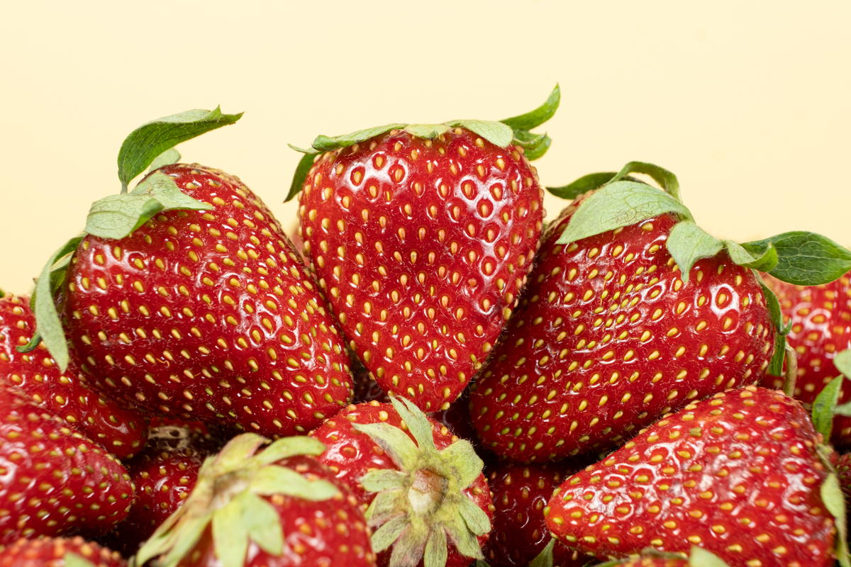 你是一个68岁的糖尿病肾病男性患者身高175厘米体重180斤爱好喝酒。请给自己制定一个饮食方案