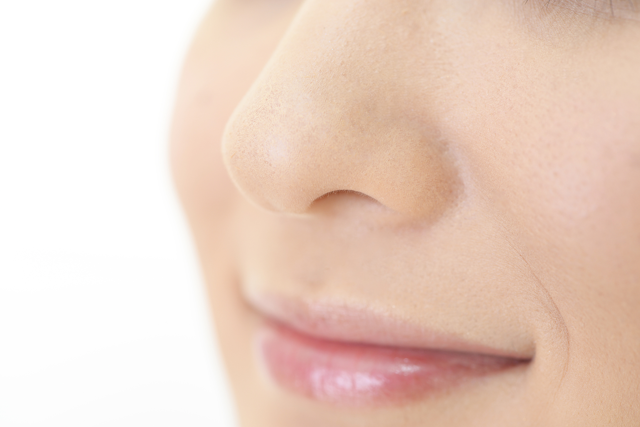 如何让鼻子变小：有效方法及技巧