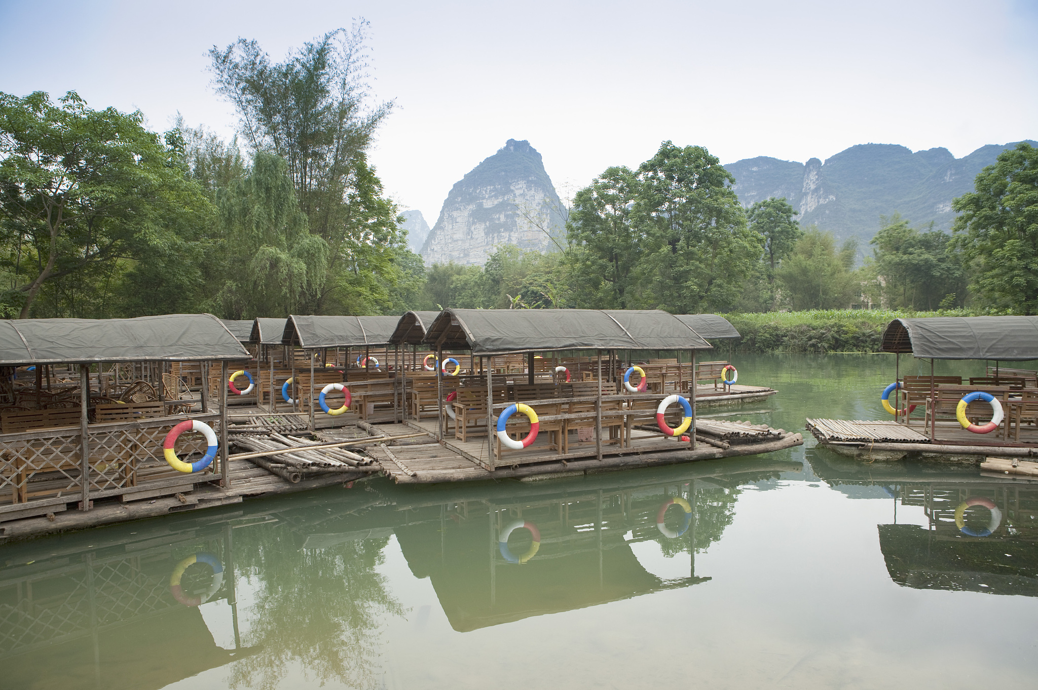 上午在坝美村游玩坝美有些变化增加更多的客栈大榕树周边也新建了许多房屋。10点多游玩到码头随即乘船离开不到五分钟便下船步行千米多到了第二个码头再乘船十余分钟回到坝美游客中心古村元客栈老板已将我们的行李送到了。稍微休息了一会决定从广西西林走贺西高速到百色。从坝美到西林老公路在西林县城吃米粉后出发从普合站进入贺西高速到百色永乐站下高速收费12732元。在导航带领下来到右江区江滨公园停车休息收费20元车晓