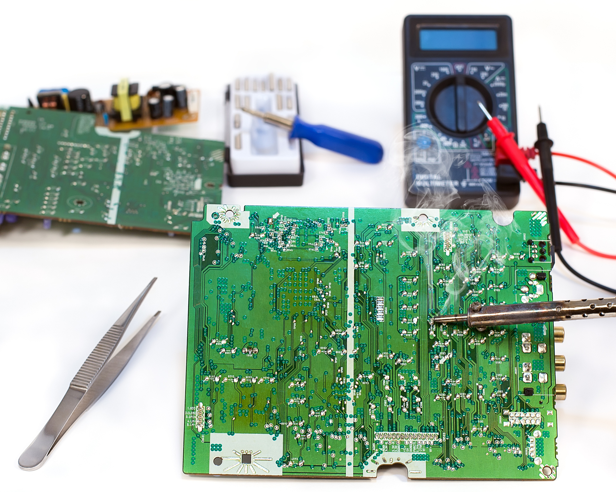 DIY的PCB加热焊台的12V的电源线采用螺丝压接。同时螺丝充当脚垫将加热板与桌面隔离开。陶瓷螺丝的隔热性较好但是比较贵有什么平替的解决方案吗