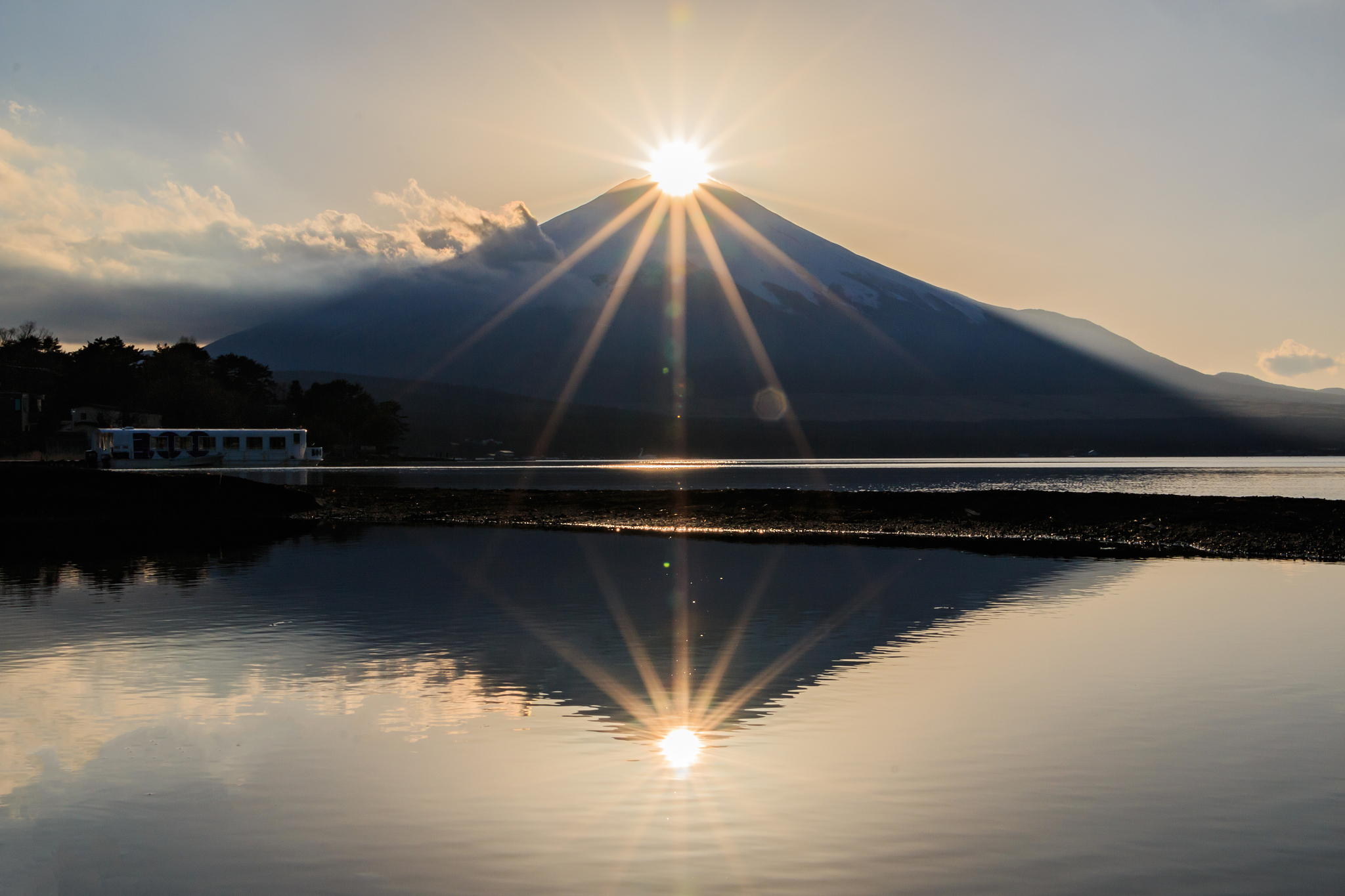 "double diamond fuji" seen from lake yamanaka