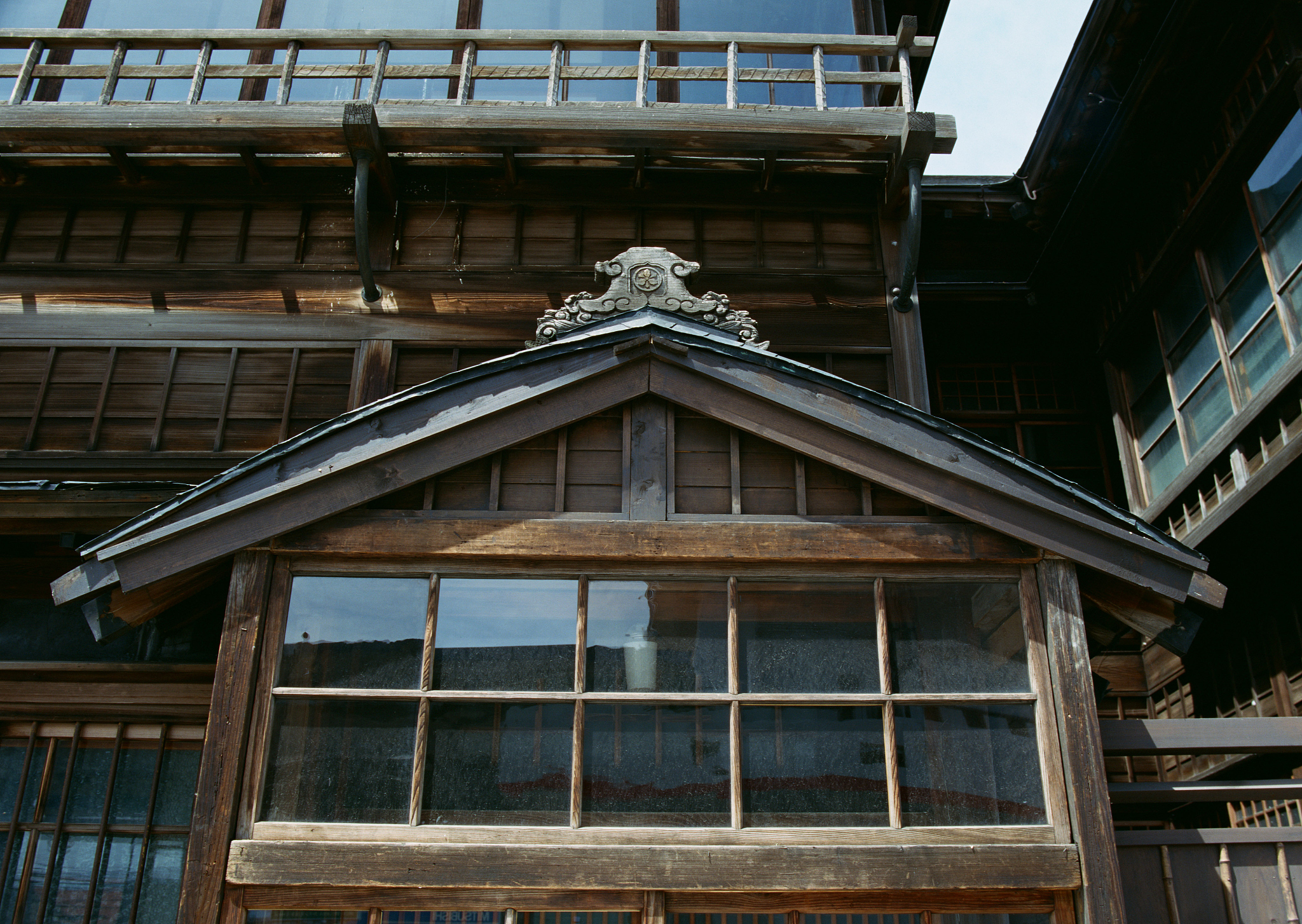 山崎建筑装饰：争议中的历史与美学