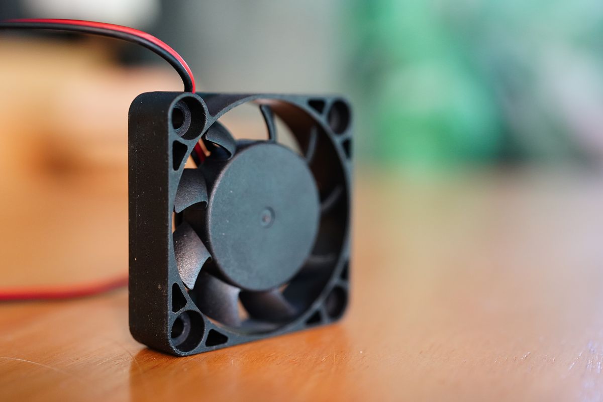 翻译：211 Initial Fan SelectionFan selection starts with a basic knowledge of system operating conditions air properties moisture content temperature density contaminant level etc airflow rate pressure a