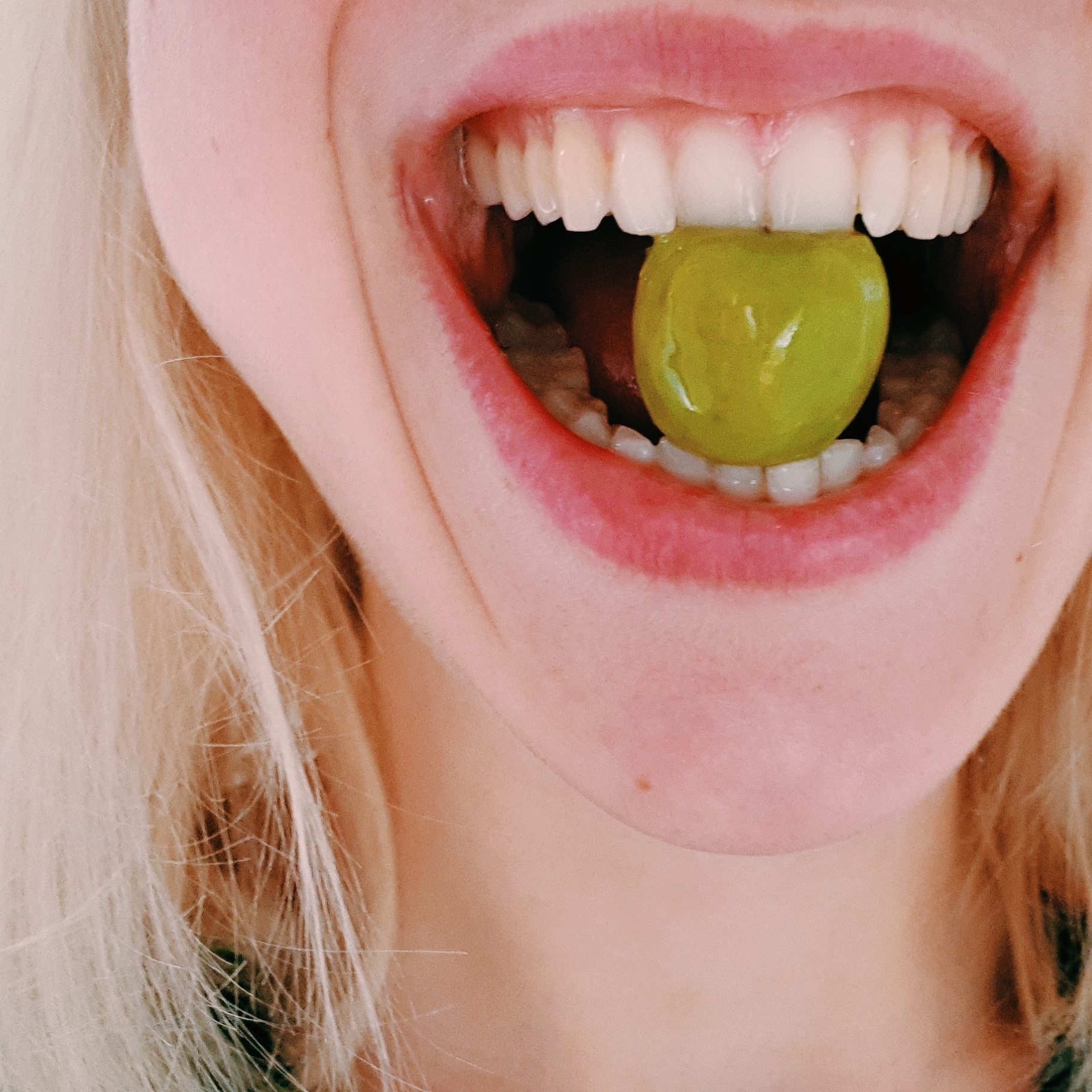 有效去除牙齿黄烟渍的方法：清洁、食疗、美白、专业治疗