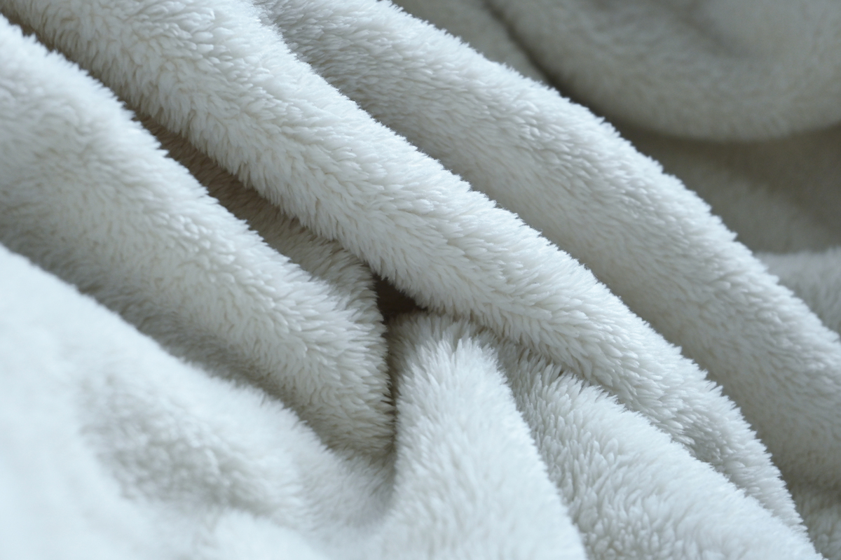 高档绒面料：柔软、保暖、抗菌，冬季服装首选