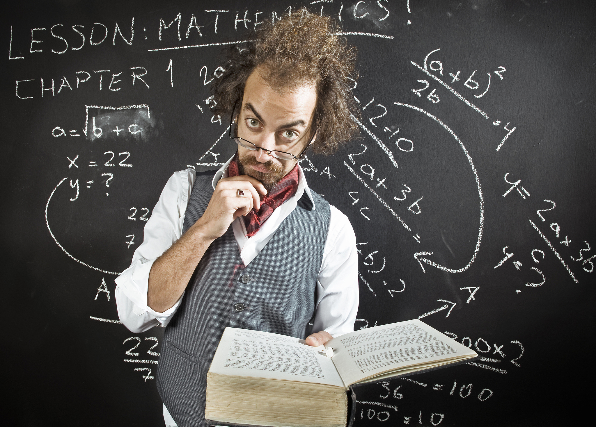 长8cm宽7cm的长方形中有五个正方形。求其中正方形的边长。