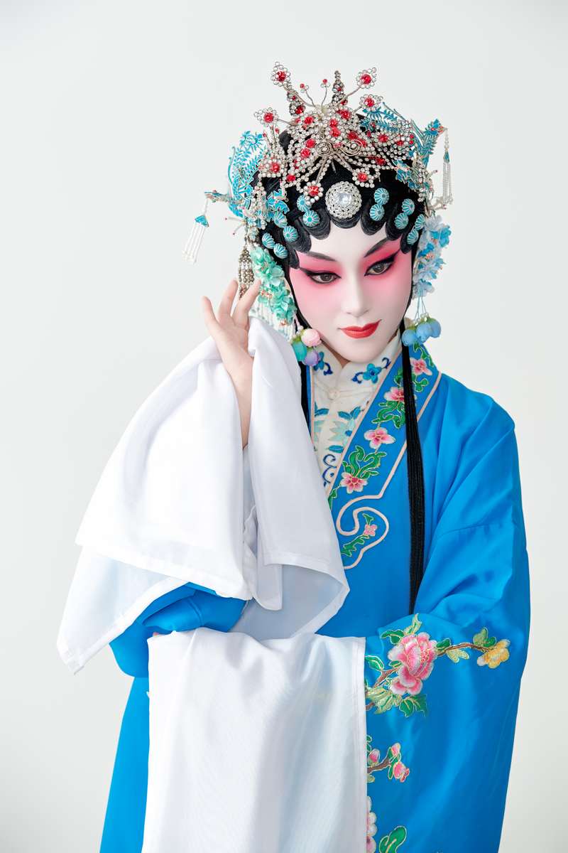女演员扮演京剧和昆曲中的青衣角色,这两种剧种被誉为