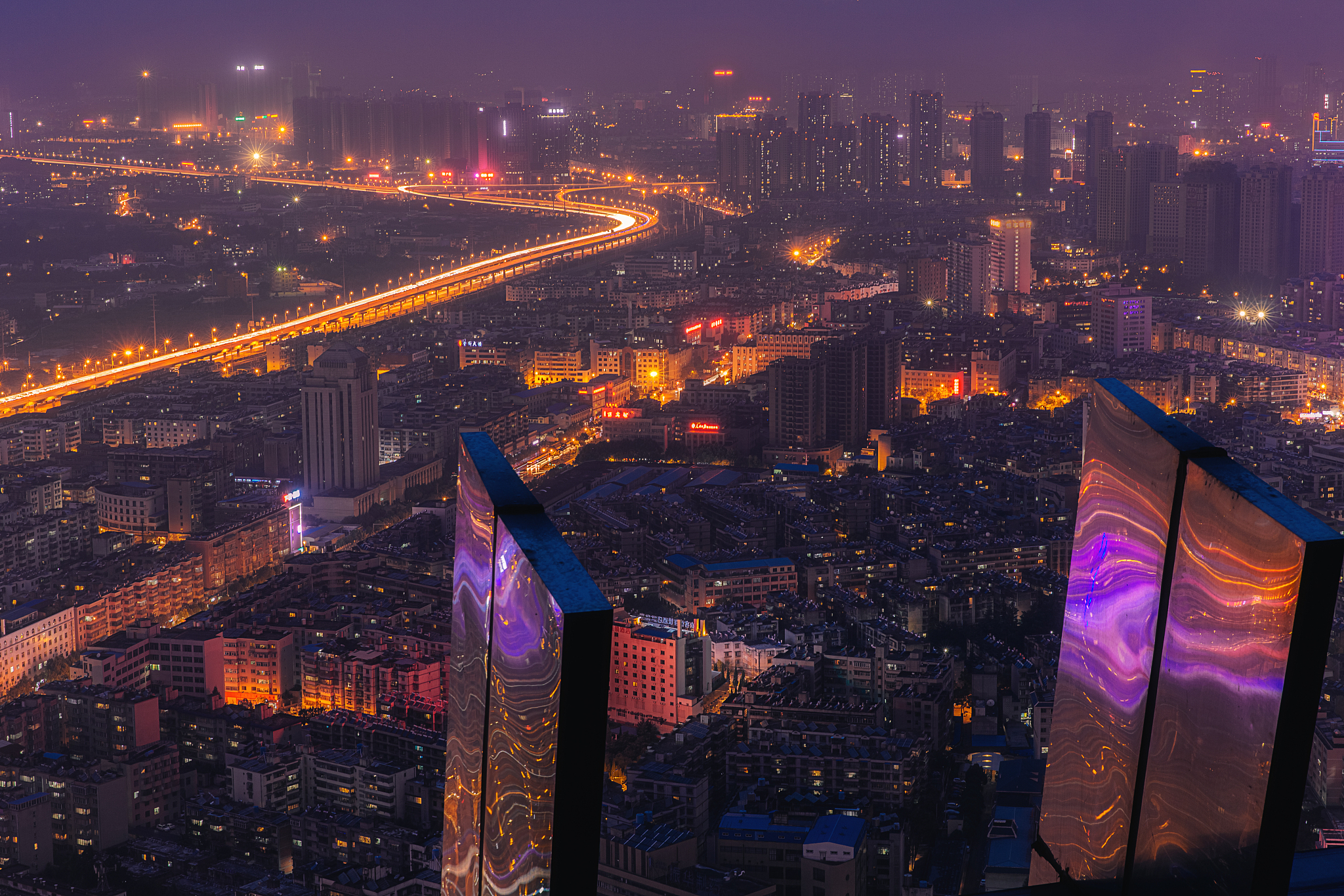 城市高处俯瞰高架桥夜景