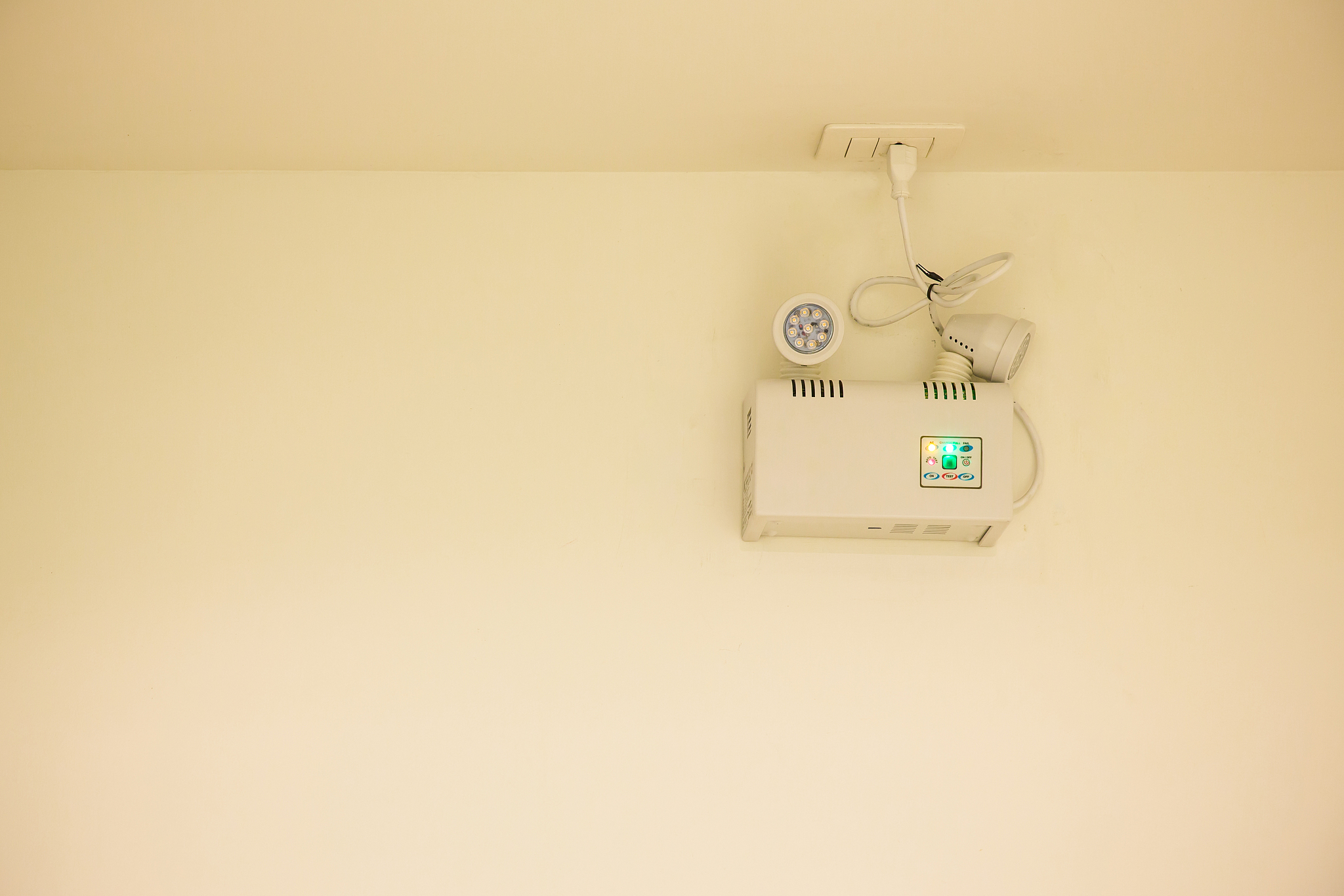 防爆应急灯维修指南：步骤、注意事项及常见故障排除