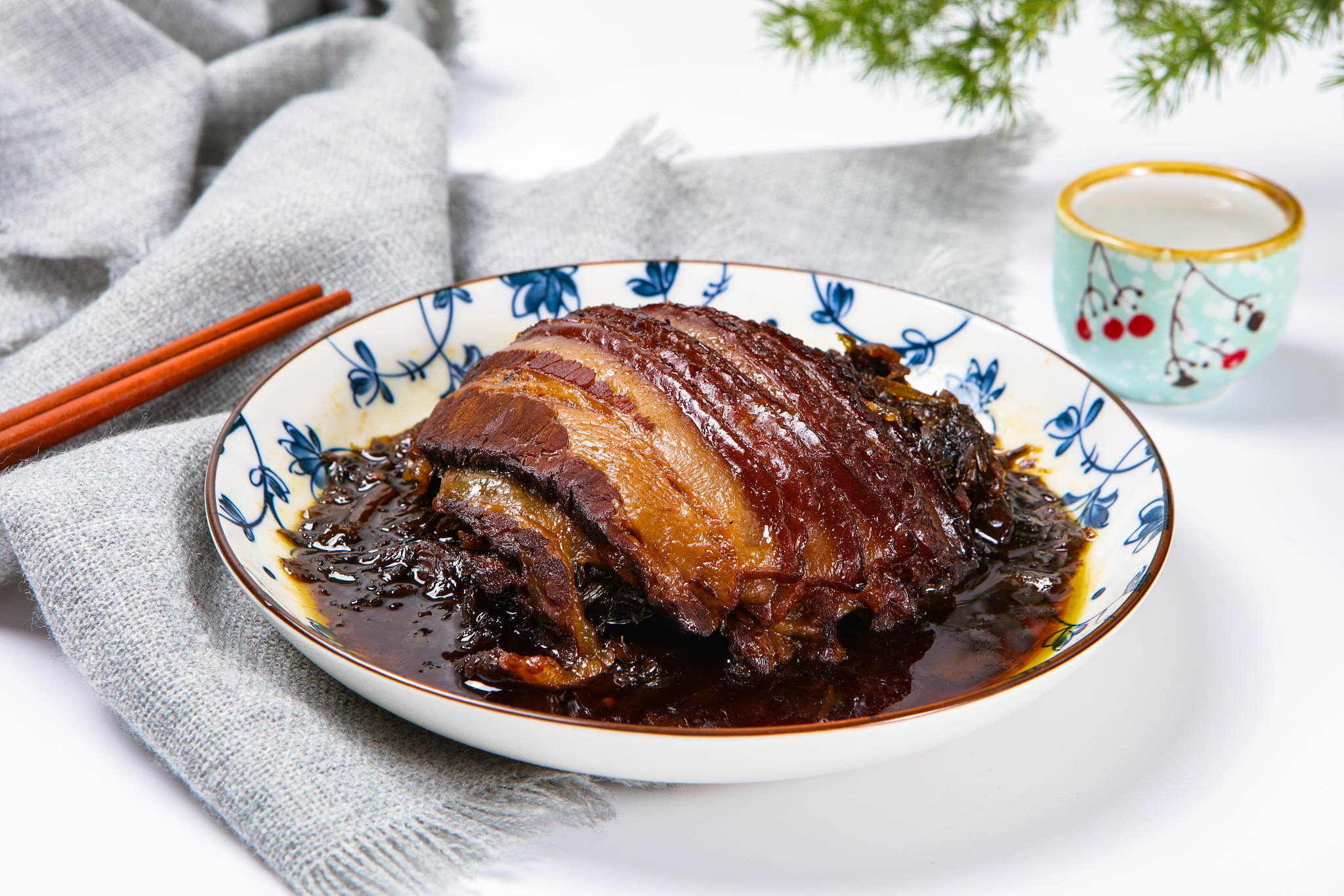 以下文案伪原创下以后你老公想吃梅干烧肉了你就像我这样做做法简单还好吃味道不比外面买的差10块一斤的五花肉冷水下锅加葱姜、料酒去腥烧开盖上盖子转小火煮半小时然后捞出来再切成厚厚的薄片锅中不用放油下五花肉小火炒出油脂加葱姜干辣椒好吃的关键是放一包这个梅菜蒸肉酱它既能调味还满满都是梅干菜炒出香味后加适量开水扣上盖子煮20分钟即可哇真的太香了软烂入味不油不腻喜欢吃梅菜烧肉的家人赶紧收藏做起来吧。