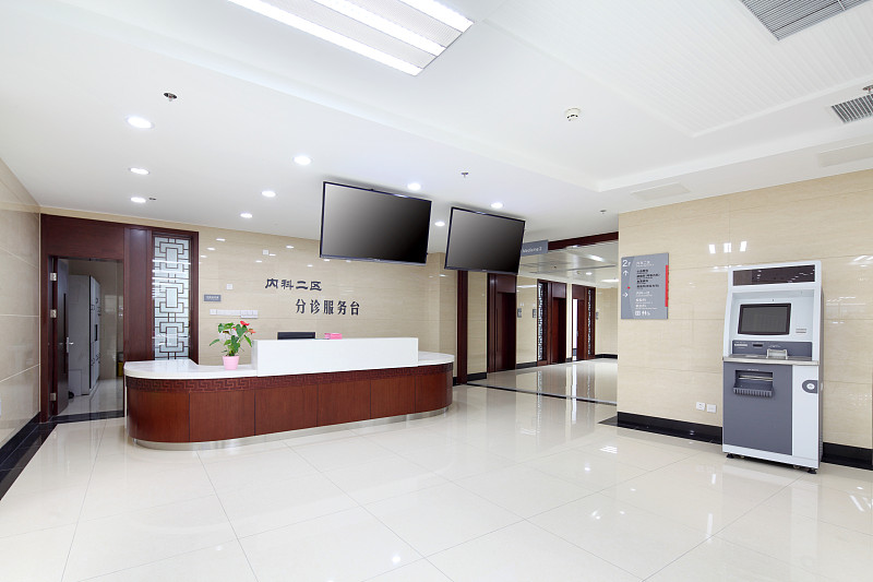 伪原创文章：浙江杭州一女子在口腔医院做前台院长进来时她主动打招呼院长笑了笑她还以为院长平易近人不料开会时她就被院长开除了。理由是他进医院时不仅没有和他打招呼就连头都难得抬女子当即反驳了院长可是院长却认定她是在狡辩在会议上2人发生了激烈争吵。 彭女士是去年11月份入职康源口腔医院的做的是前台工作平时工作中从来没出过问题和同事相处也很融洽3月6号这天她是早班所以当她来到前台时只有她一个人。 就在这时医