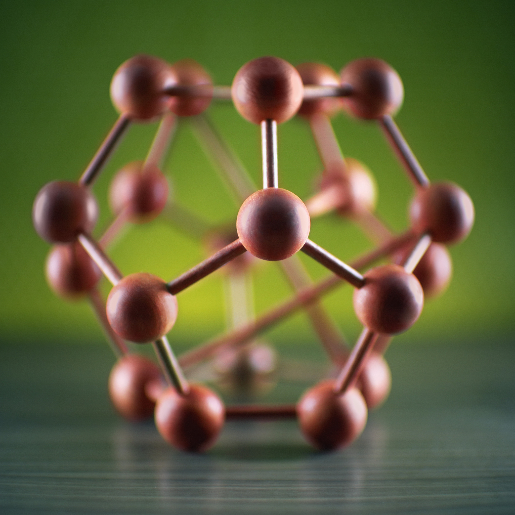 硅铁密度小原因：晶格结构和分子间作用力