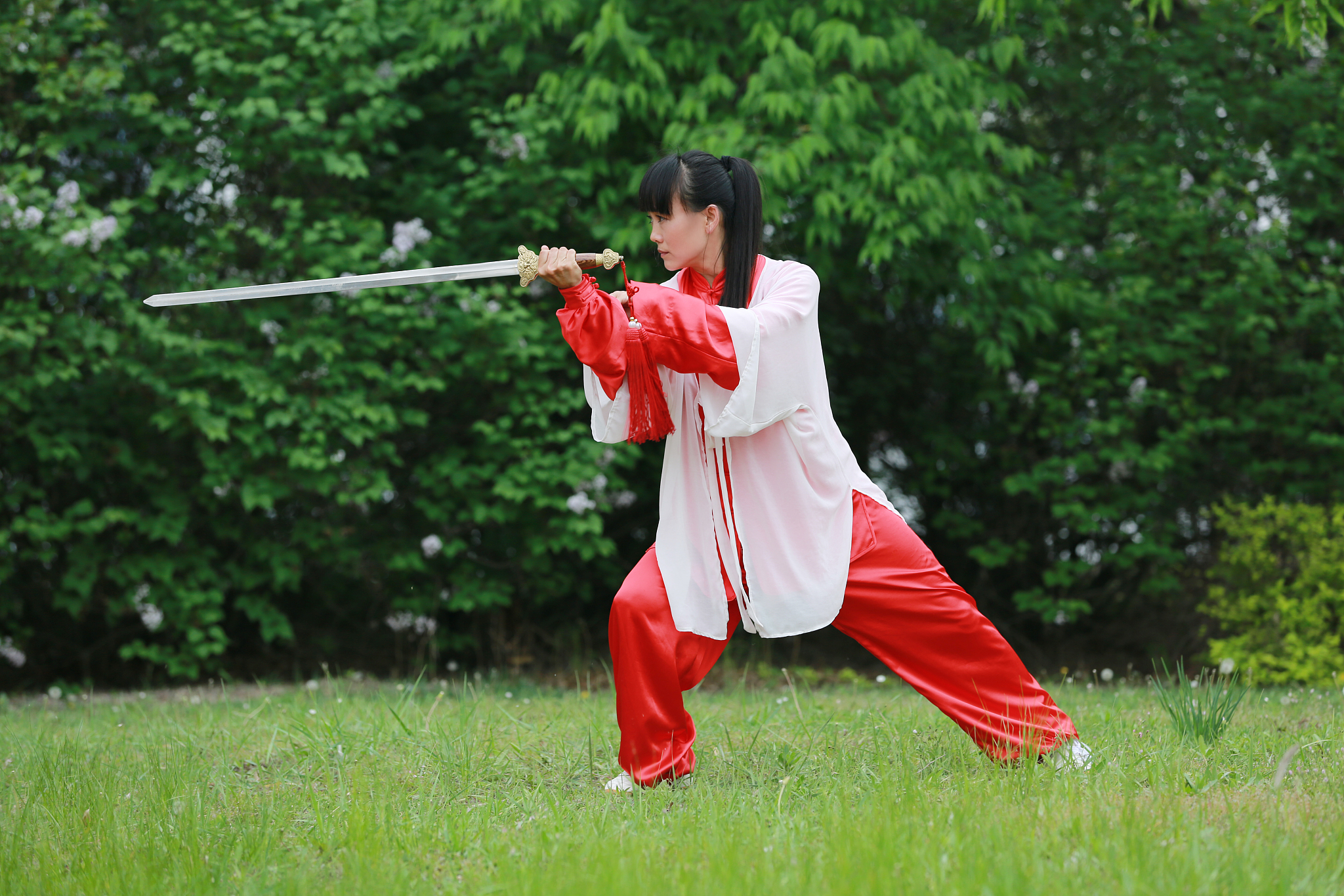 青年女子太极剑