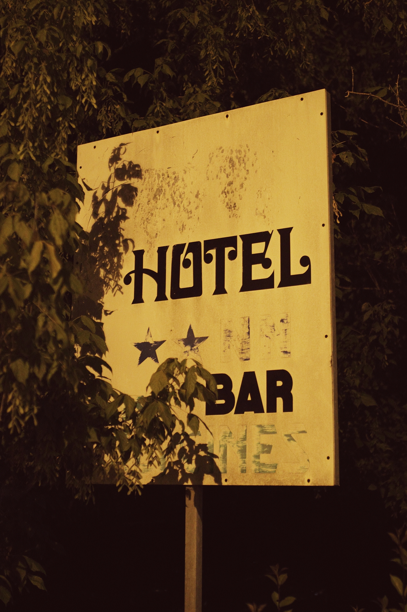 深圳市环卫公司安全部门分成：月度安全排查、交通安全培训、生产安全培训写一份月刊2000字