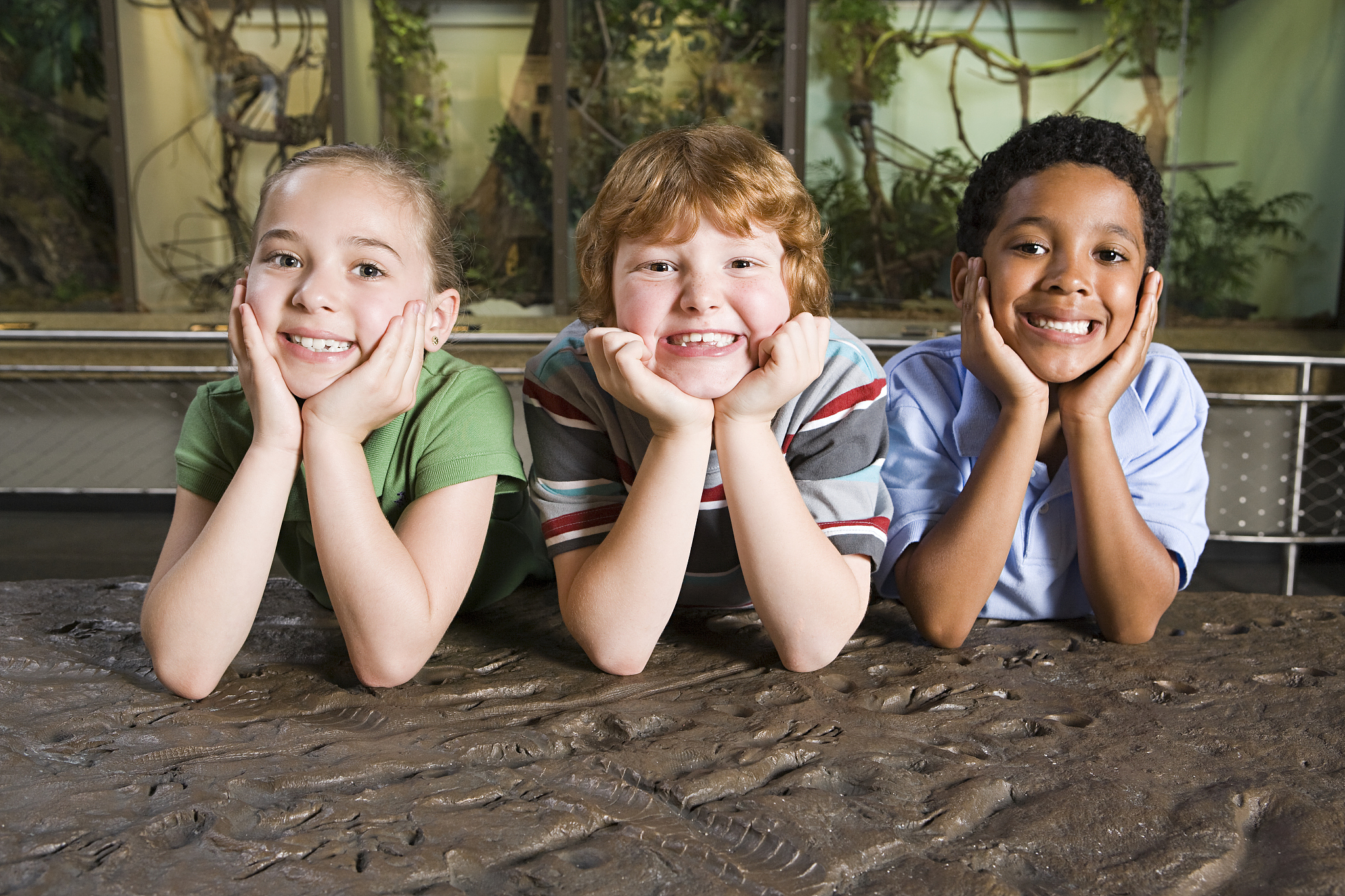 真羡慕我的娃一天可以吃3颗糖！！婆婆每次带娃出门看到宝宝那么受路人朋友的喜欢回来都贼自豪一直夸我厉害 说我能把这么挑食的宝宝养的这么好是有点厉害子-但其实我也没做什么啦只是给宝宝买了两种糖而已！就是他们啦Kidszoo的复合维生素软糖和DHA鱼油软糖这俩简直就是养娃好帮手啊小熊🧸 造型的复合维生素巨可爱！！是很自然的酸酸甜甜草莓味像糖啊色素啊啥的都没有不用担心宝宝吃了蛀牙每一颗里面都有着宝宝日常