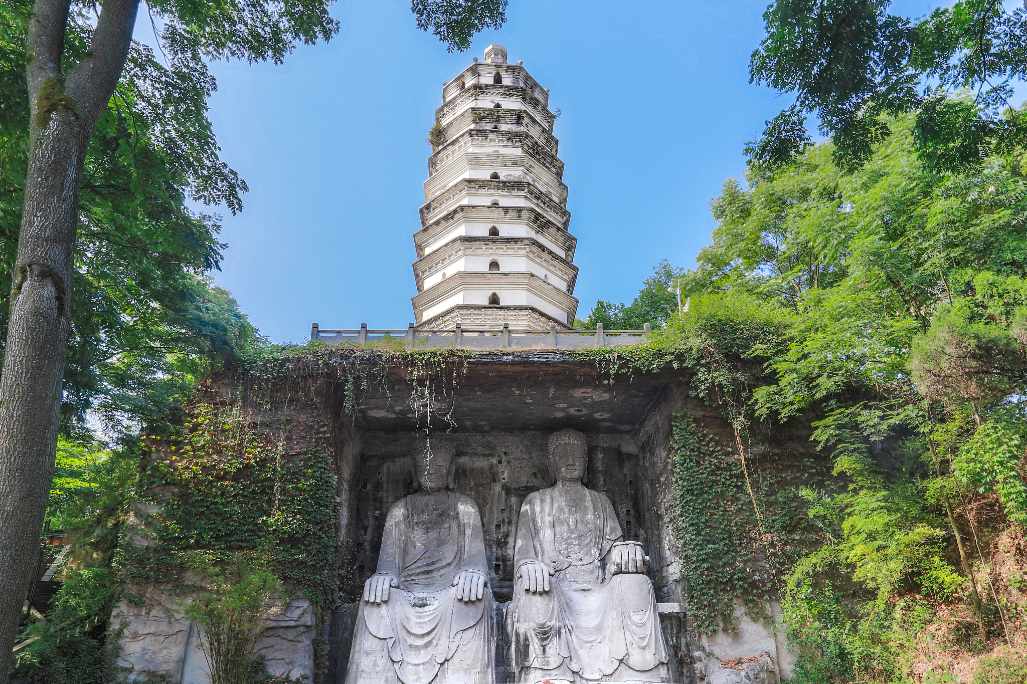 世界文化遗产重庆大足石刻之北山南宋多宝塔与并排座佛像