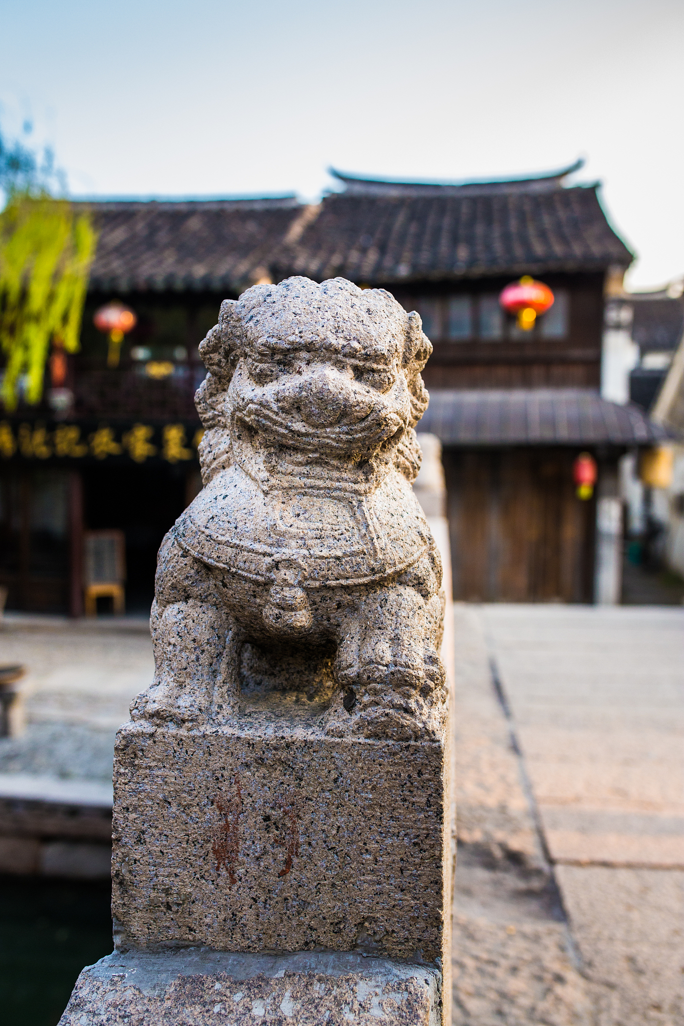 目前国内知名的古镇类景区有哪些？这些古镇一年的营销推广费大概是多少？是否能列一个表体现古镇名和营销费用数额？