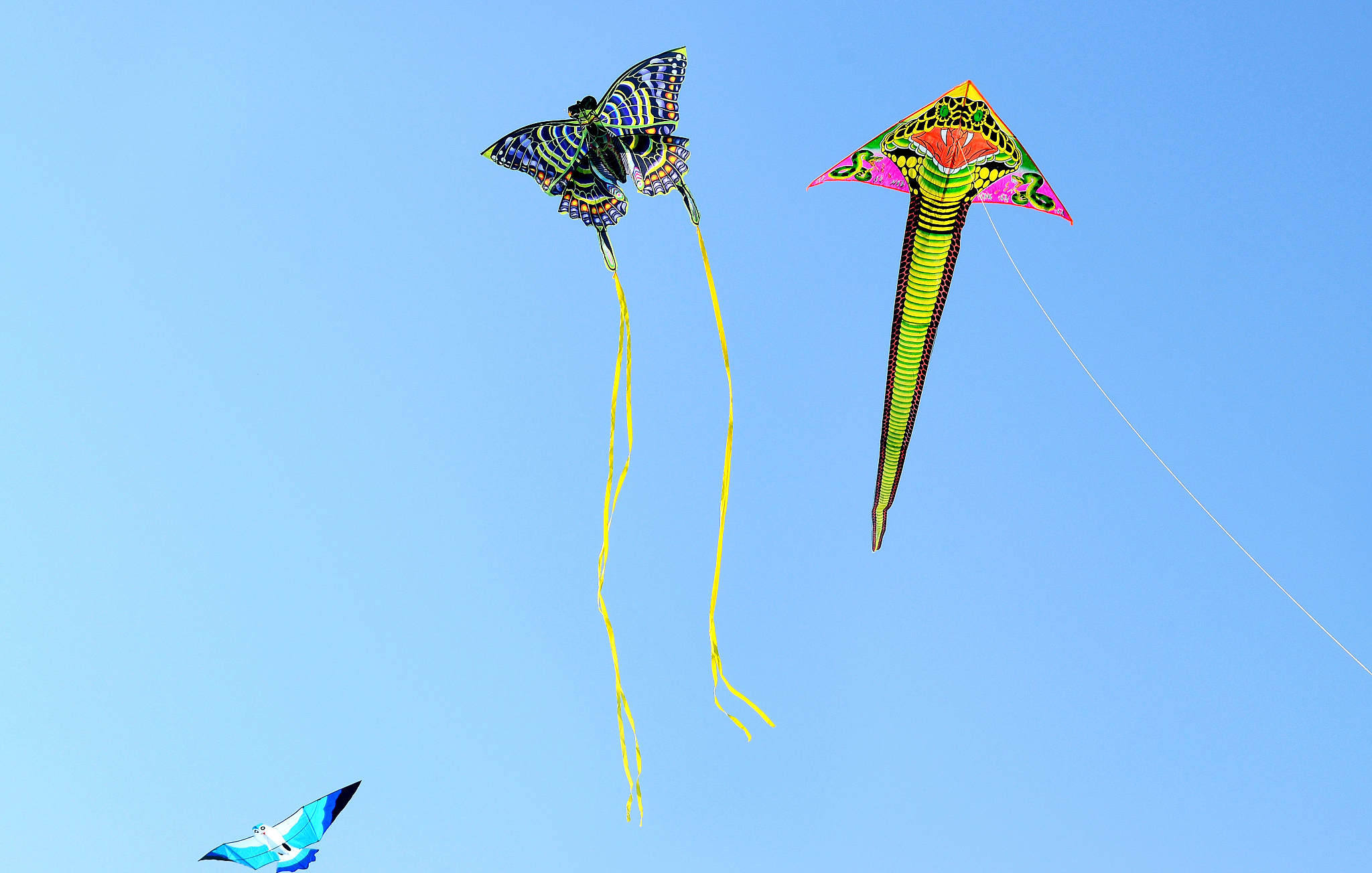 四级英语翻译一下在山东省潍坊市风筝不仅仅是玩具而且还是这座城市文化的标志。潍坊以风筝之都而闻名已有将近2400年放飞风筝的历史。传说中国古代哲学家墨子用了三年时间在潍坊制作了世界上首个风筝但放飞的第一-天风筝就坠落并摔坏了。也有人相信风筝是中国古代木匠鲁班发明的。据说他的风筝用木头和竹子制作飞了三天后才落地。