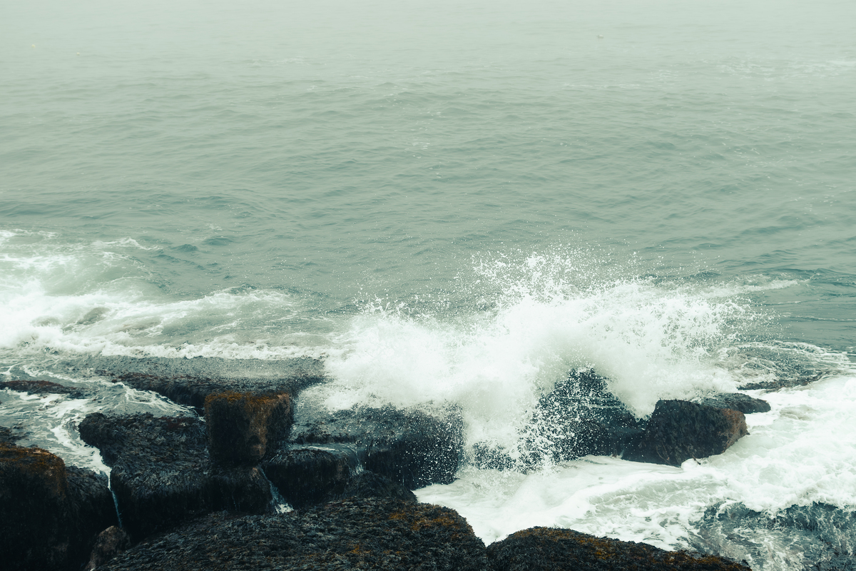 大海波浪拟人化：勇猛的勇士在翻滚的浪潮中尽情挥洒