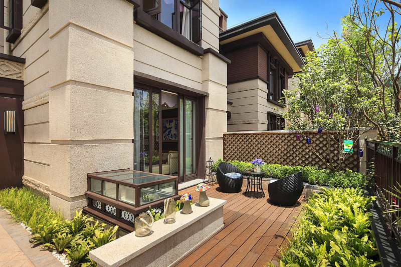 写一个短视频脚本在湖州买一套有天有地有花园的排屋多少钱？我们东悦府的排屋有145方、181方两个面积这个南向10米多宽的三面花园可以么？这个挑空客厅可以么？排屋预留电梯井可以么？地下室56米层高可以么？说了这么多你买不咯？