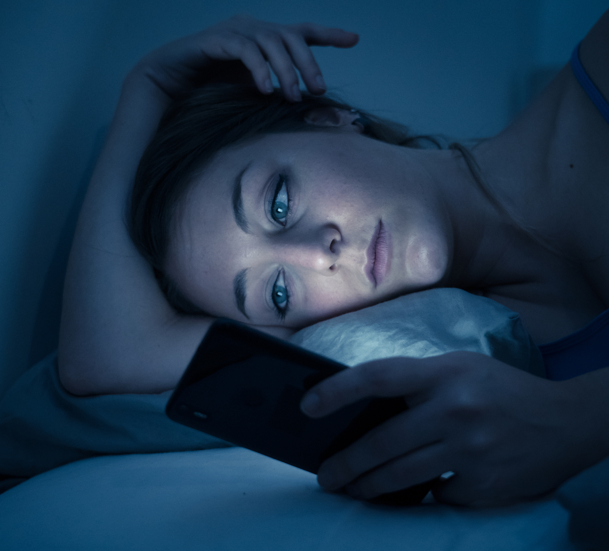 晚上玩手机的危害有哪些？长期沉迷竟然后果如此严重！