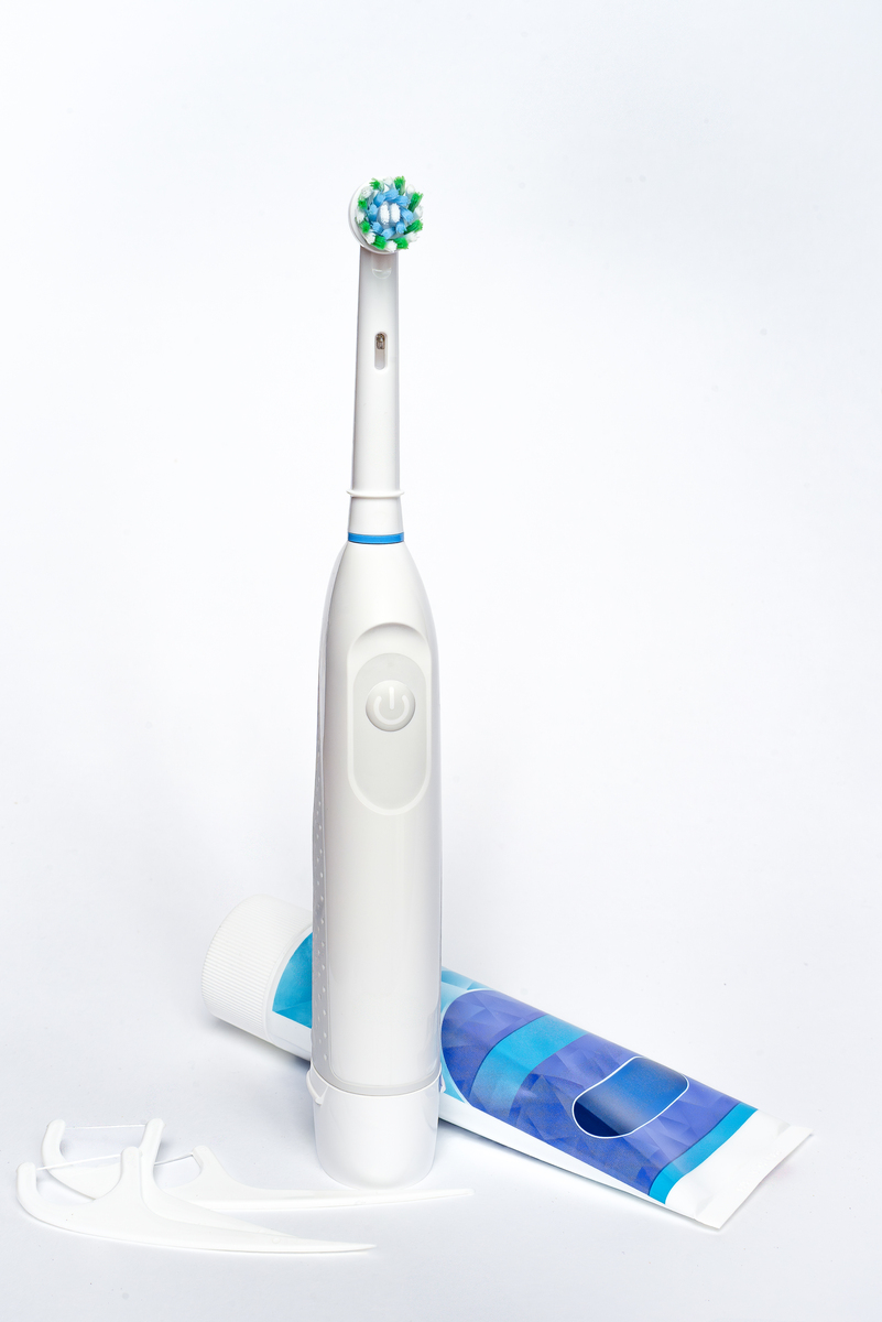 针对以下内容为一款电动牙刷编写一篇推广文案内容详实观点明晰查重率不要太高不少于三百字： 悬浮声波马达续航长美国杜邦刷毛智能护齿的专属口腔专家精致-始于颜值程式化的日子里拥有一件精美好物的快乐。