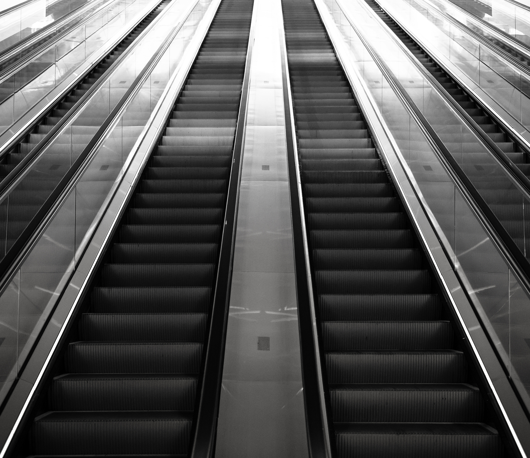 案例：C大型城市某地铁口上行扶梯突然发生溜梯故障造成1人死亡、3 人重伤、27人轻伤的重大事故。初步认定此次事故是由于电梯生产公司该款电梯存在设计缺陷同时维保人员日常维护保养不到位电梯生产公司对此次事故负有不可推卸的责任。当日国家质检总局专门发出紧急通知要求各机关企事业单位停止使用该公司事故型号电梯并联系厂家和保养单位对该扶梯进行全面检查以彻底消除安全隐患防止类似事件发生。针对上述事件请进行系统性