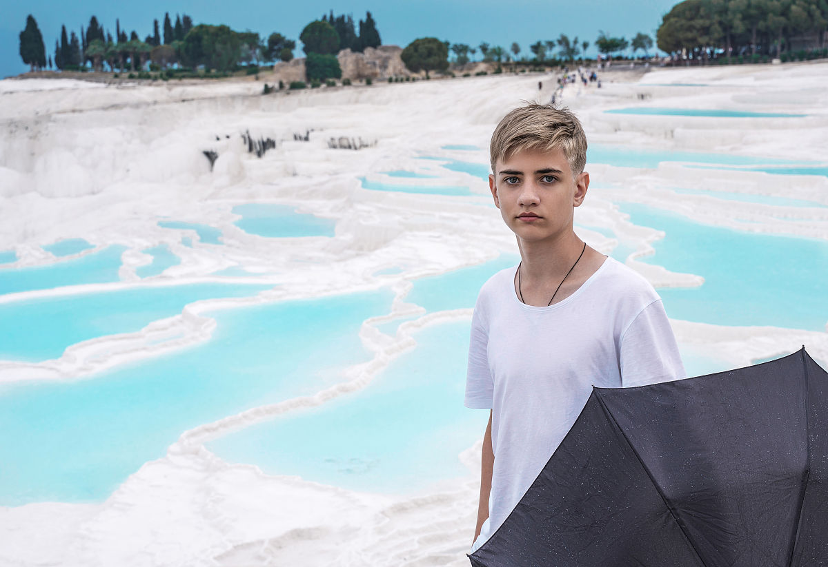 写一首表达刺激情绪的流行中文歌曲歌词表达的主题为反抗。歌词结构为verse1、verse2、Pre-Chorus、chorus1、chorus2、verse3、verse4、Bridge、chorus3、chorus4结构完整性温度值为2。建议歌词结尾以yingyin押韵温度值为01。保证chorus1、chorus2、chorus3、chorus4歌词不重复此要求温度值为1。歌曲主题、歌曲名、歌