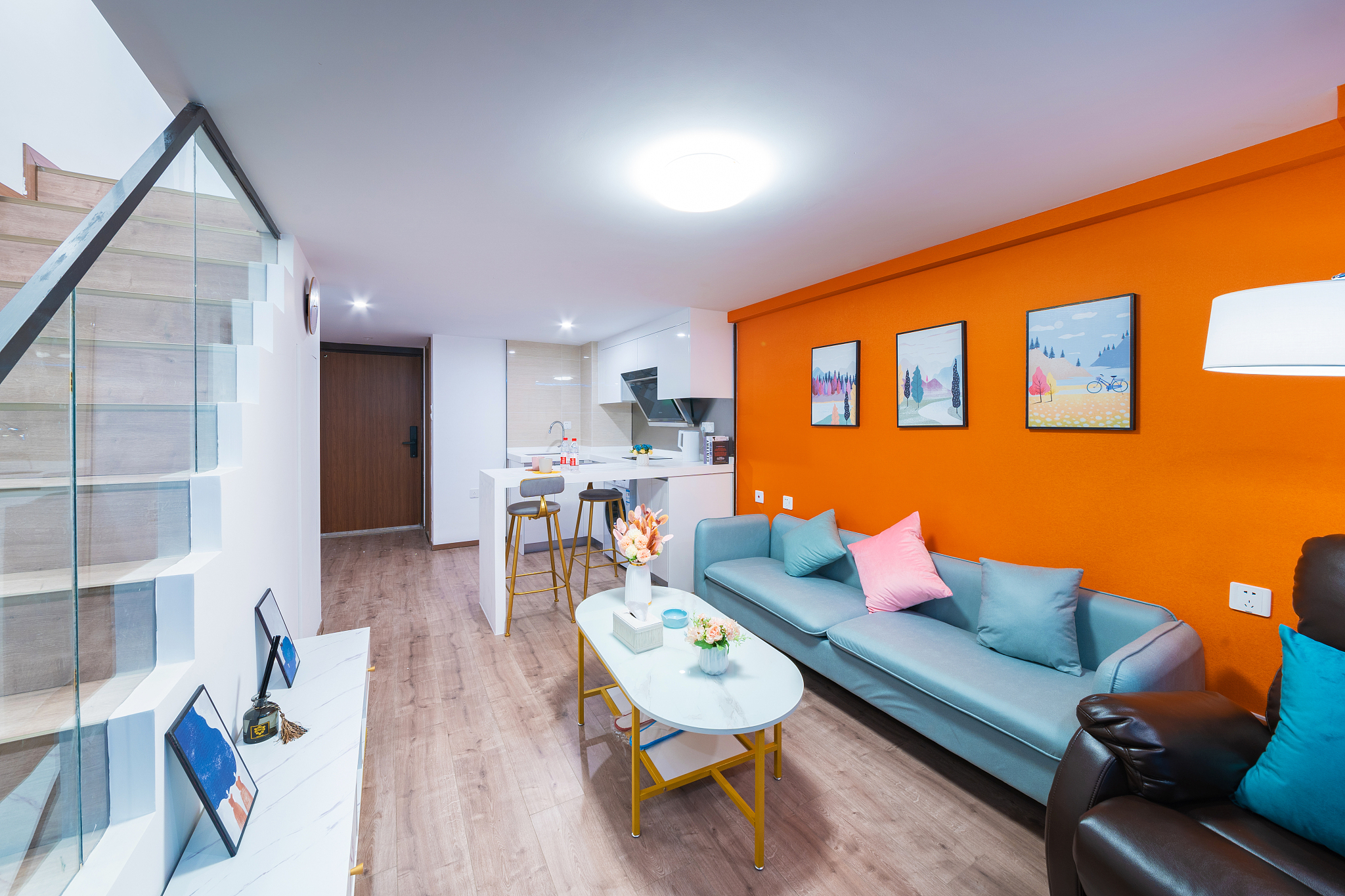 请改写以下段落让用词更准确内容更丰富：大致从2015年长租公寓开始在我国兴起。通俗来讲长租公寓是房产行业一种新兴的产品主要是由运营商把业主的住宅收集来然后把其收集的房屋进行系统的整理、更新和布置而后承租给需要的人同时提供租赁期内的家具维修、房屋保洁等多项省心服务的出租型公寓。类似于二房东。在《租赁式公寓经营服务规范》中长租公寓是这样定义的长租公寓公司是为特定人群供给一个月或一个月以上的居住空间和有