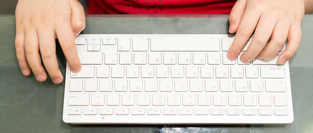 请用15000字说服我的父亲为我购买一个900元的键盘。我是一名初中生每天输入3000字。我的家里已经有两个键盘都是最新款价格不菲。并且我不会打字。