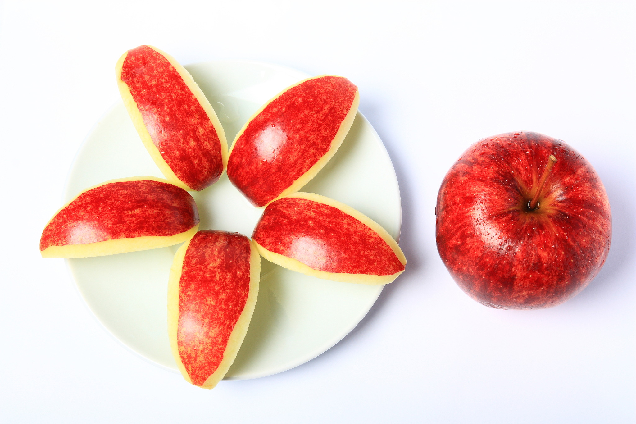 我现在有一款苹果它的特点是：西班牙生产口感冰激凌个头大像是小皮球价格是8元斤用以上四个信息两两组合写出10条文案感谢