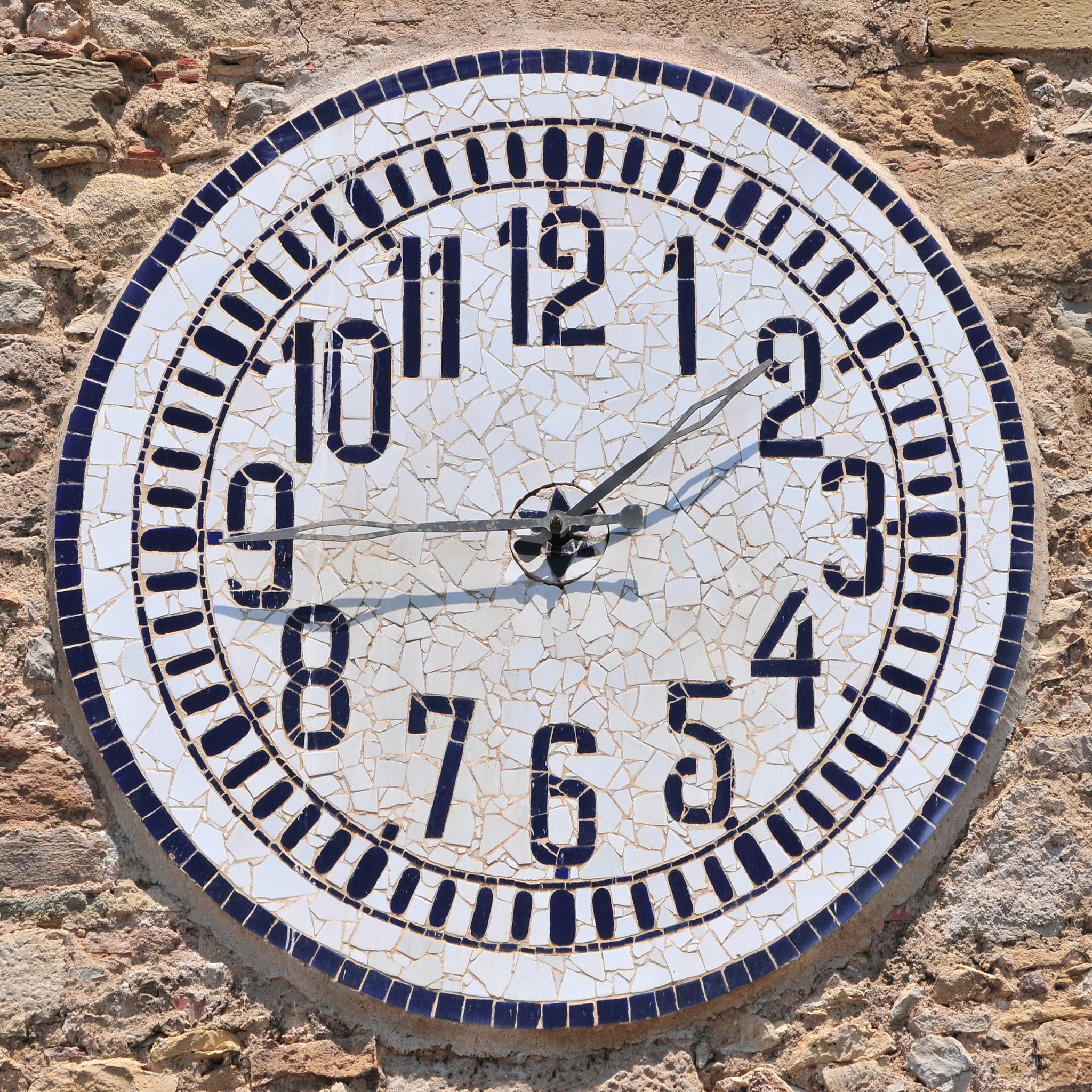 NBA总决赛是NBA季后赛的最后一轮比赛每年6月举行由东部冠军对阵西部冠军。比赛采用七场四胜制1985年-2013年总决赛的赛制是2-3-2常规赛战绩较好的球队拥有主场优势也就是坐拥前2个和后2个主场而中间3个则是常规赛战绩较差球队的主场。从2014年开始总决赛赛制为2-2-1-1-1。常规赛成绩较优者将获得多一个主场的优势系列赛的第一、二、五如果需要、七如果需要场比赛在其在其主场进行。首先胜出四