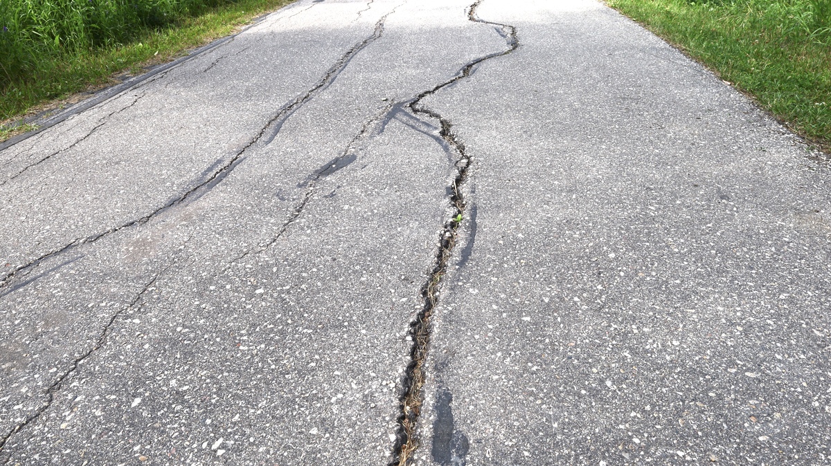 A道路桥梁施工中混凝土裂缝成因及应对分析: 理论与实践意义