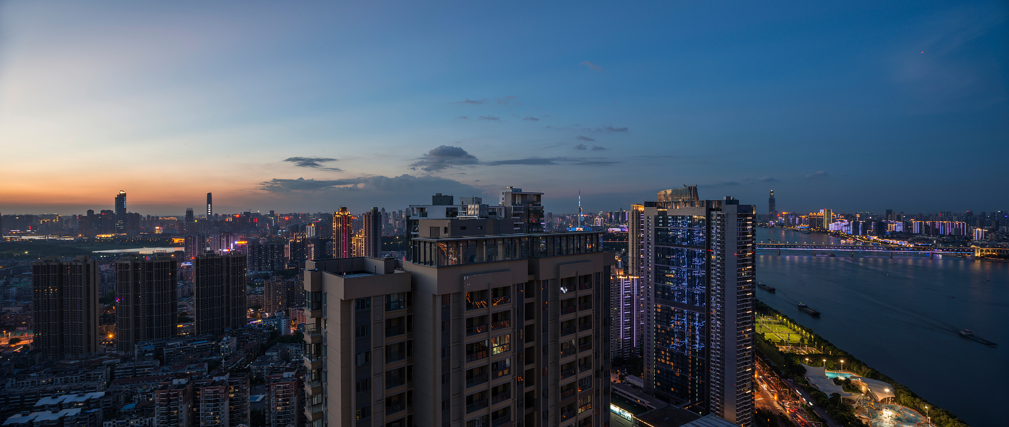 湖北省武汉世茂锦绣长江及城市建筑风光
