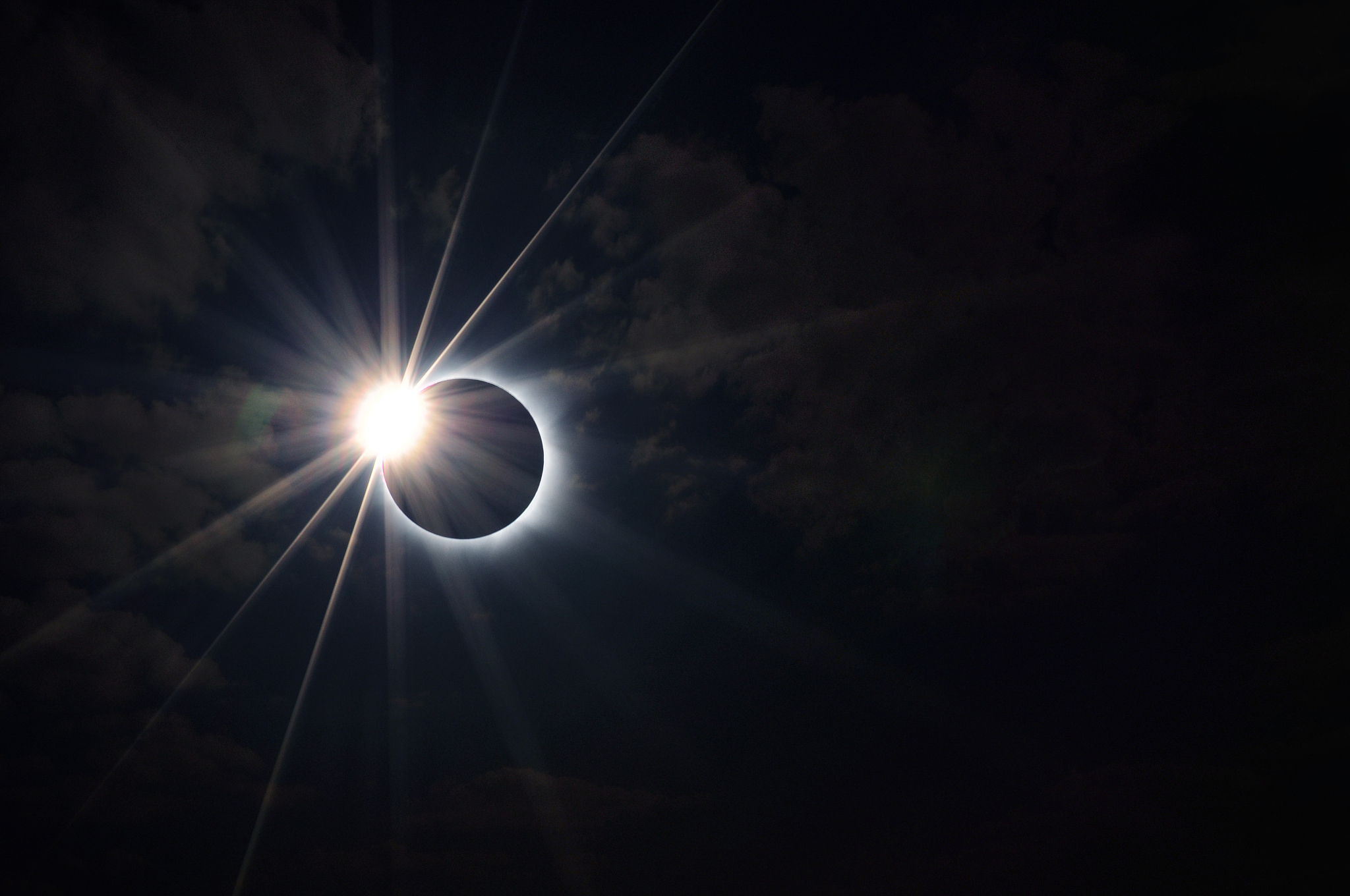 total solar eclipse, photograph of the phenomenon