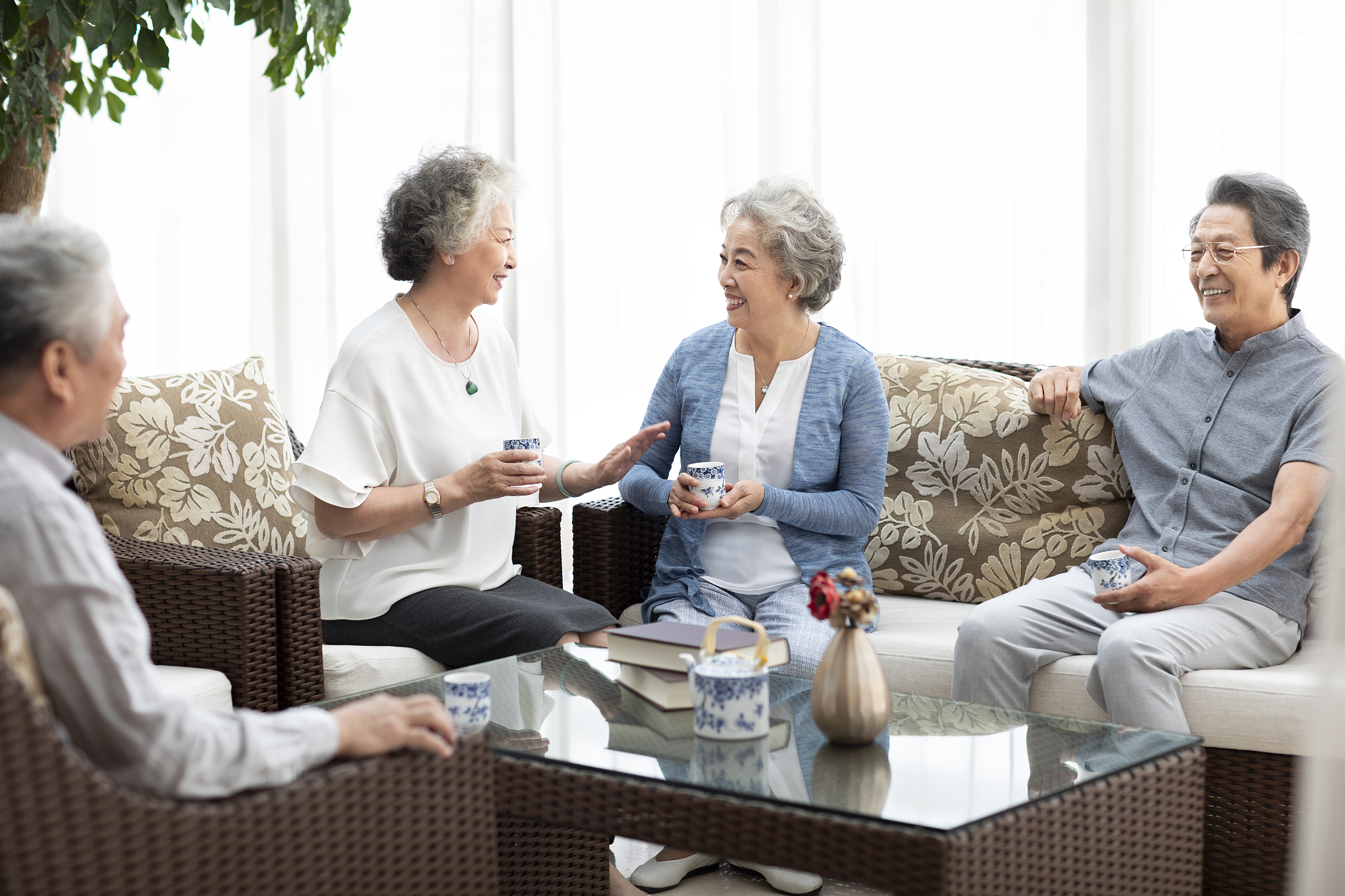 老婆婆的温暖告别：收拾茶杯，送别年轻人