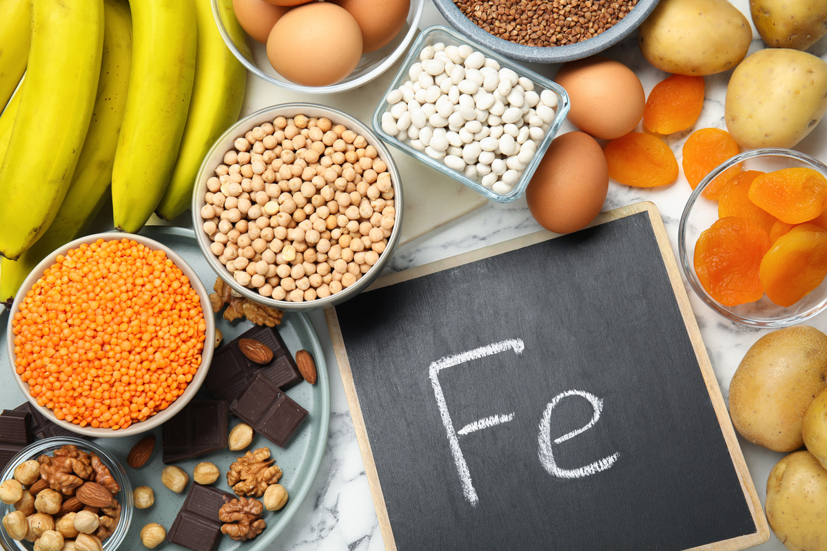 每天吃两个鸡蛋会对身体产生哪些变化？会不会导致胆固醇升高？首先鸡蛋是一种优质蛋白质的来源可以提高免疫力。鸡蛋是一种全营养食物含有丰富的维生素ADK、钙、铁、锌、镁等营养元素几乎满足了细胞新陈代谢所需的所有营养。这些营养成分对我们的免疫力有很大的帮助。其次鸡蛋中的蛋黄含有叶黄素对眼睛和视力有很好的保护作用。叶黄素是眼睛眼底黄斑区所需的重要营养成分而且人体无法自行合成因此鸡蛋是保护眼睛的好选择。第三鸡