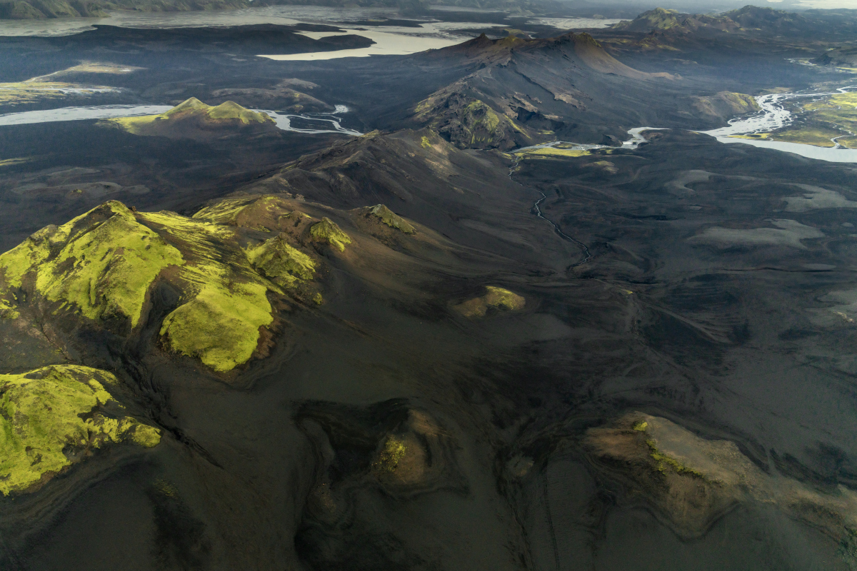 冰岛中部高地的火山山脉与平原景观,多条河流和小溪