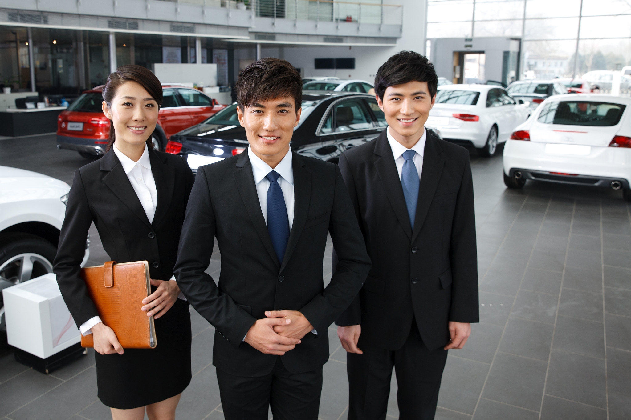 一个汽车而销售休息的时候去店里接待客户